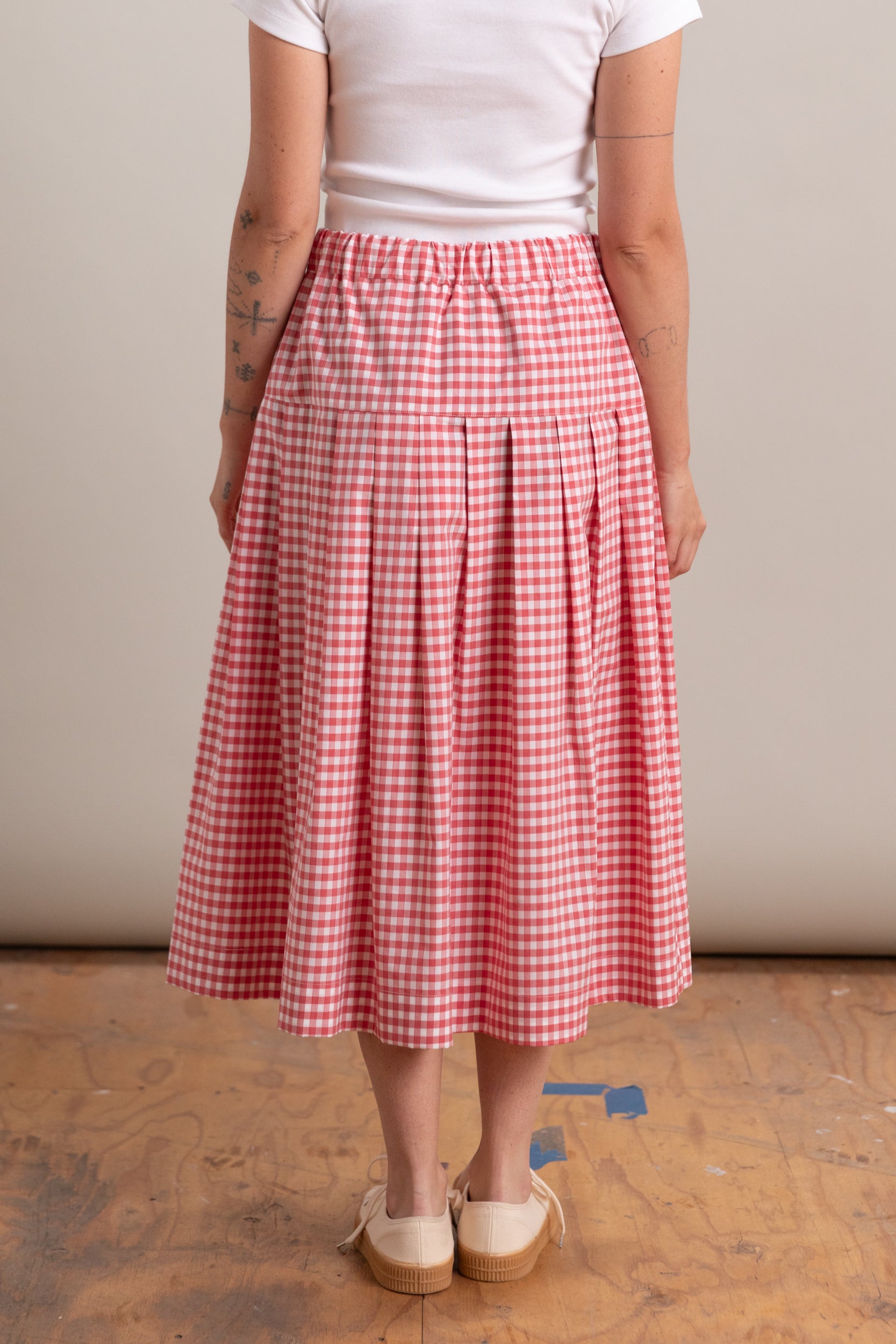 PLEATED SKIRT WITH SIDE SEAM POCKETS IN RED GINGHAM