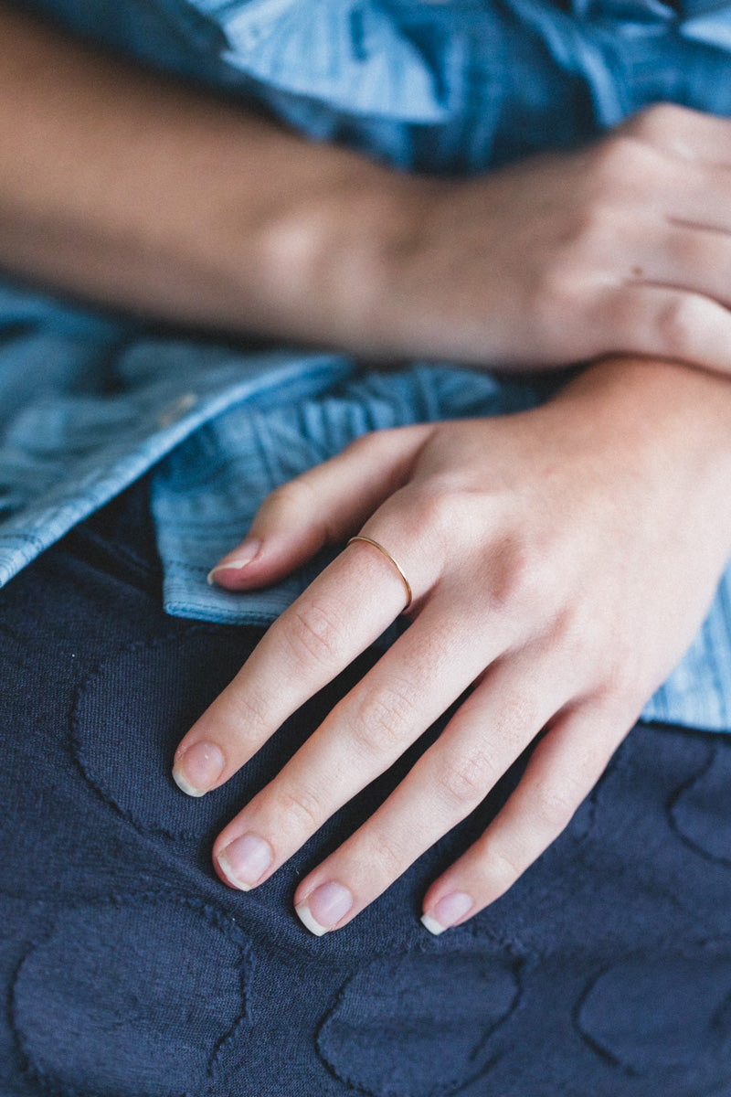 SMALL TUBE BAND RING IN 14K GOLD