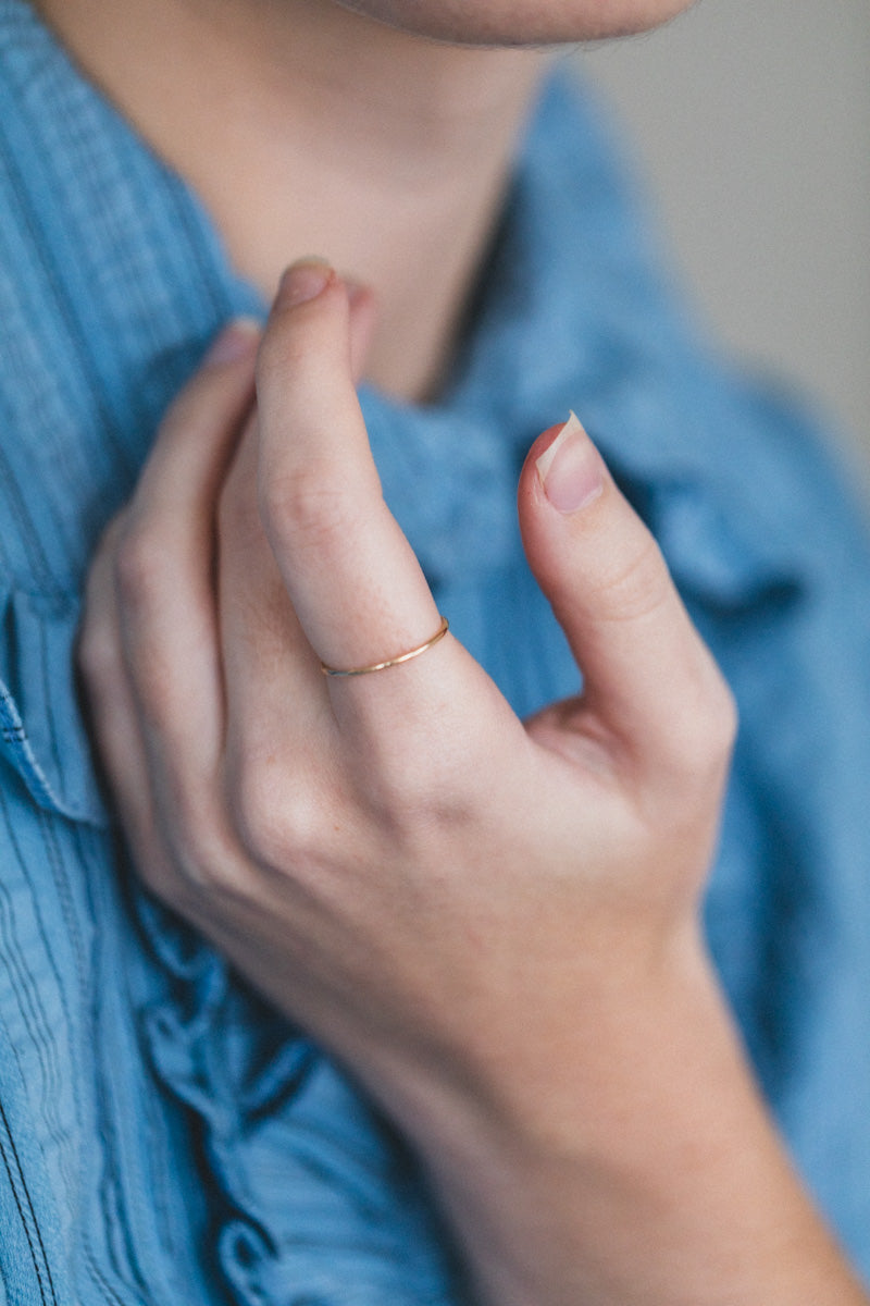 SMALL TUBE BAND RING IN 14K GOLD
