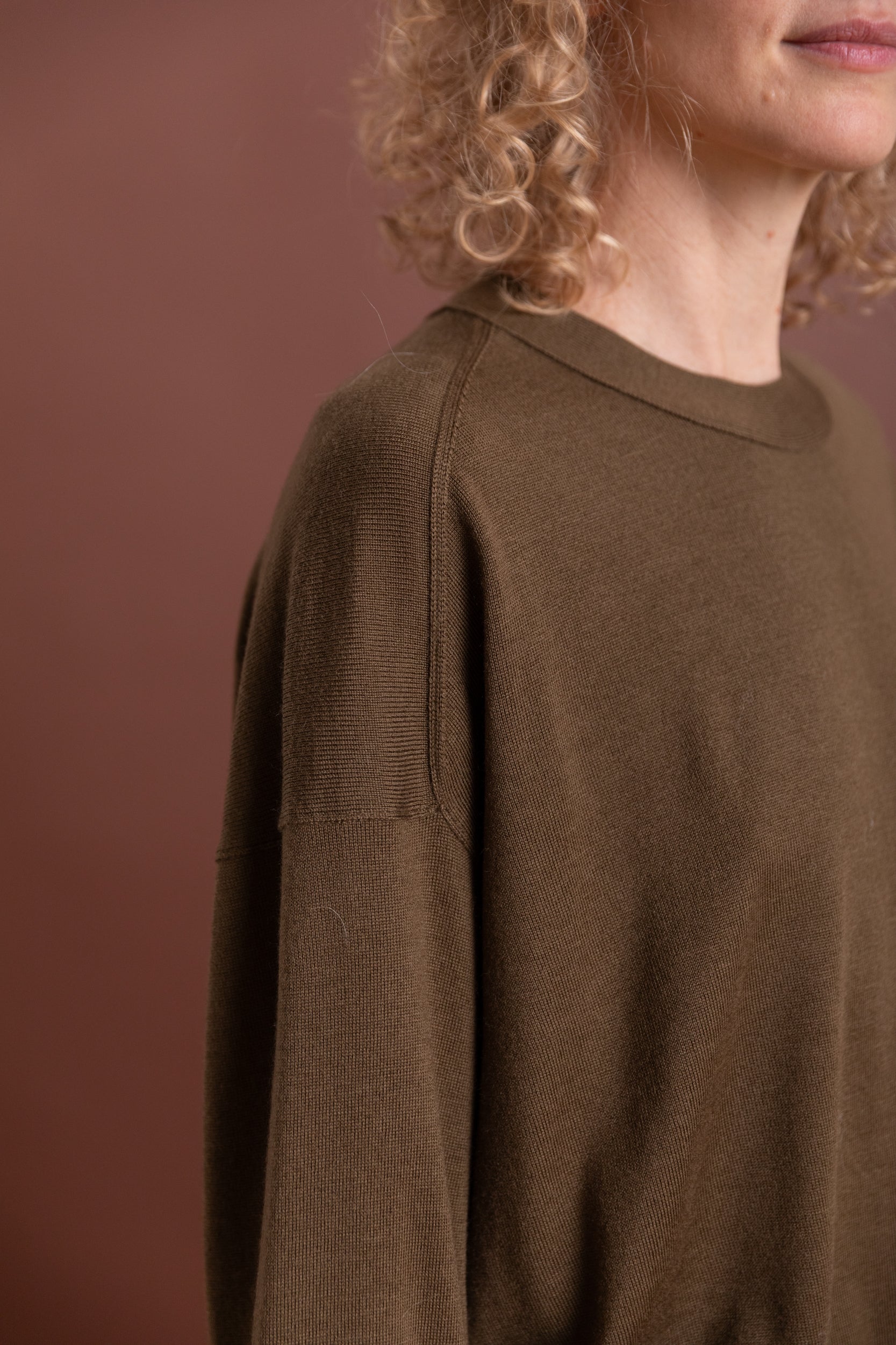 DESCEND TOP IN BROWN MERINO KNIT