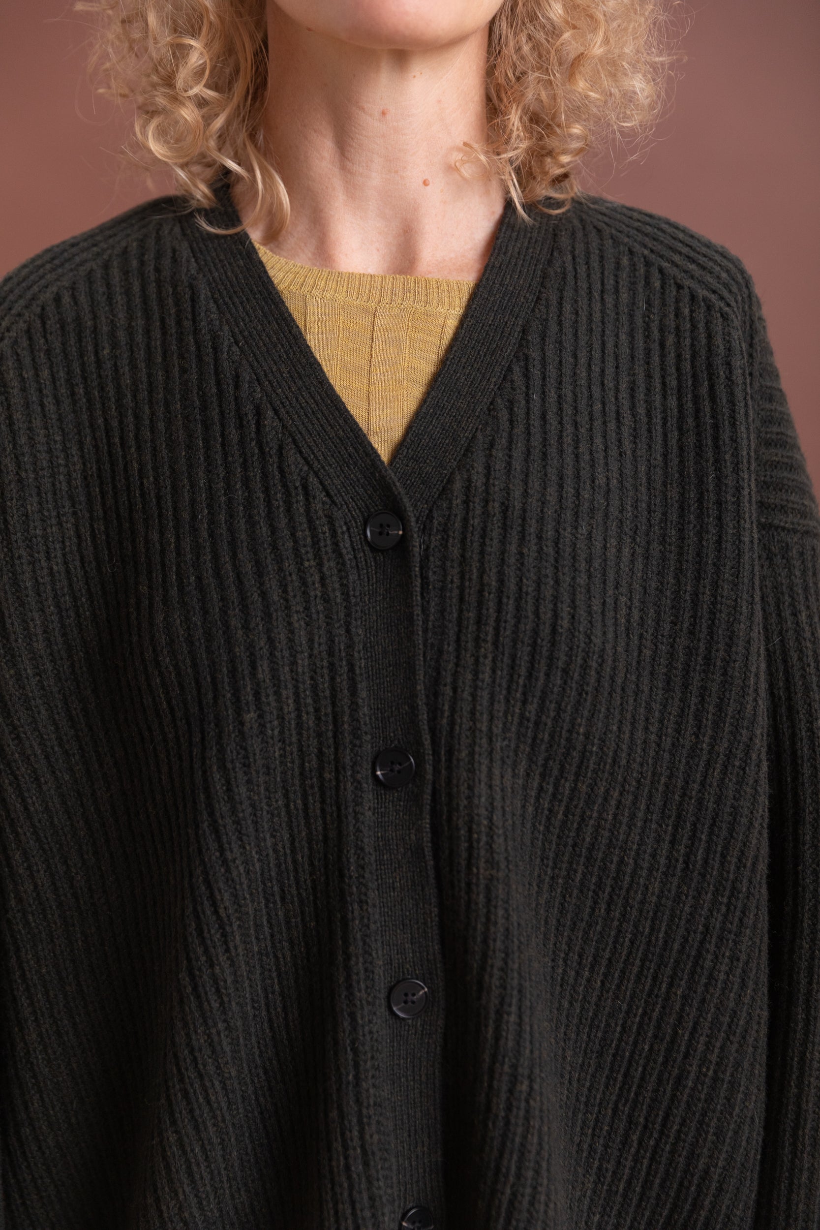 PAUSE RIBBED CARDIGAN IN DARKEST GREEN