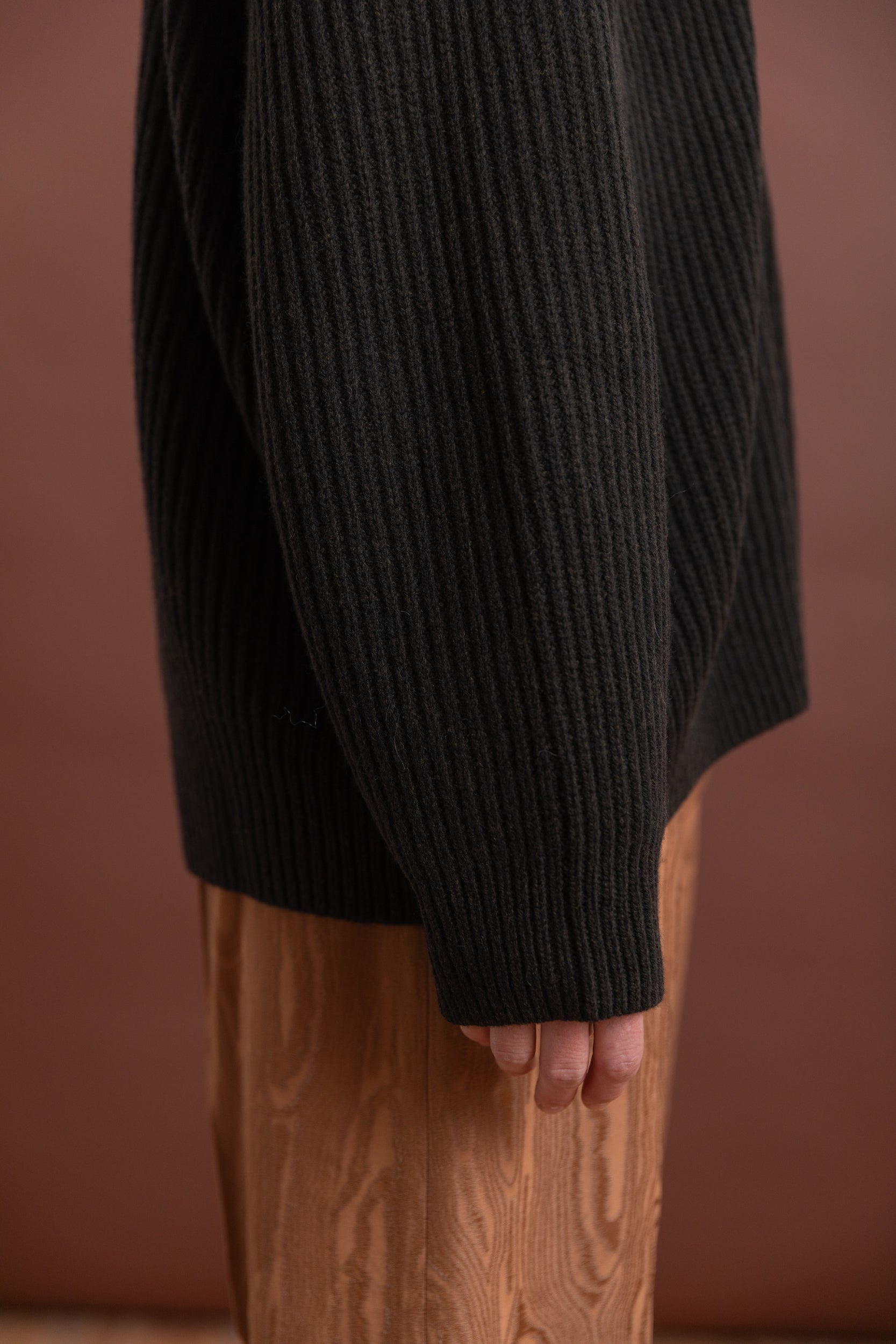 PAUSE RIBBED CARDIGAN IN DARKEST GREEN