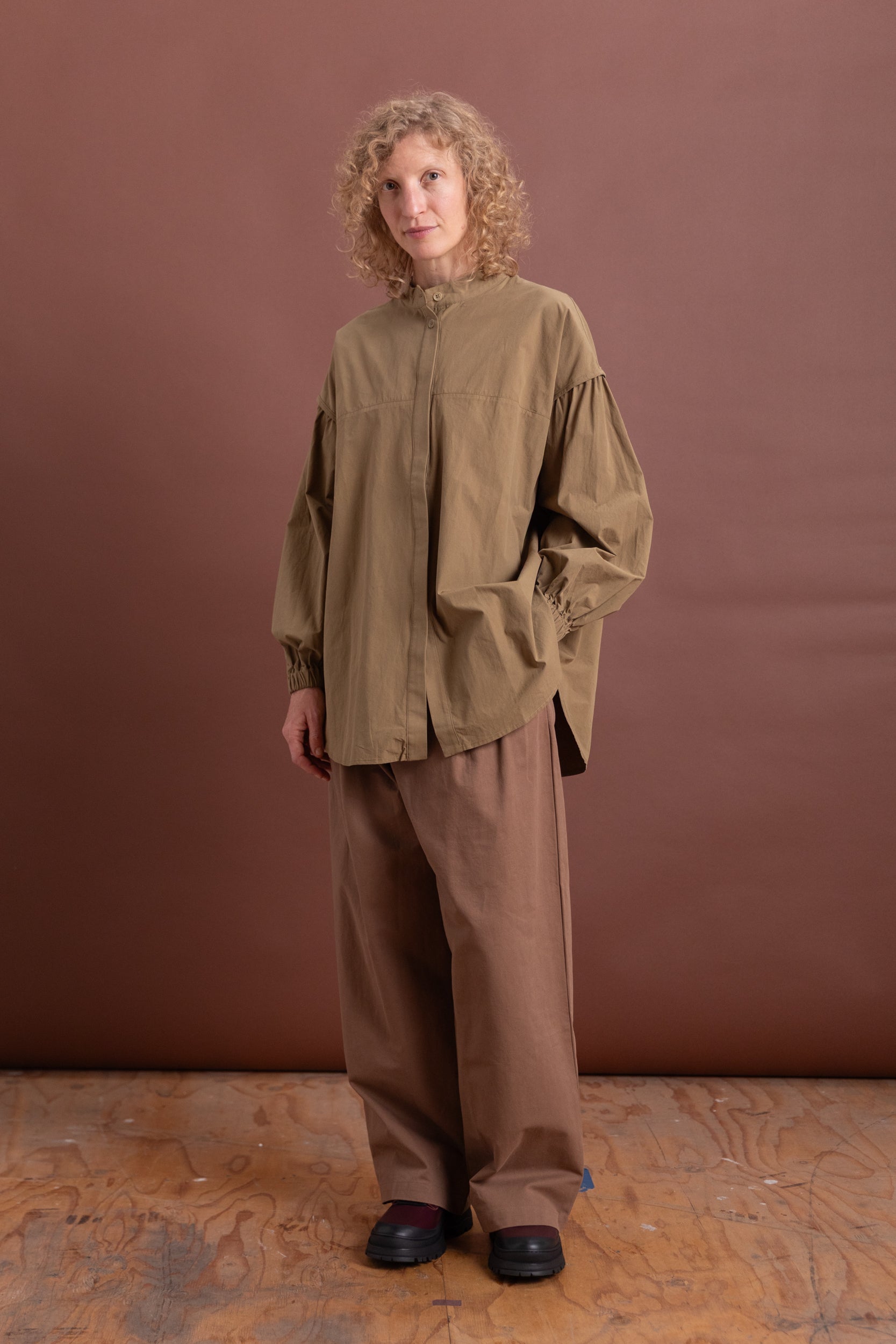 TRANSIT GATHERED BLOUSE IN DUSTY OLIVE