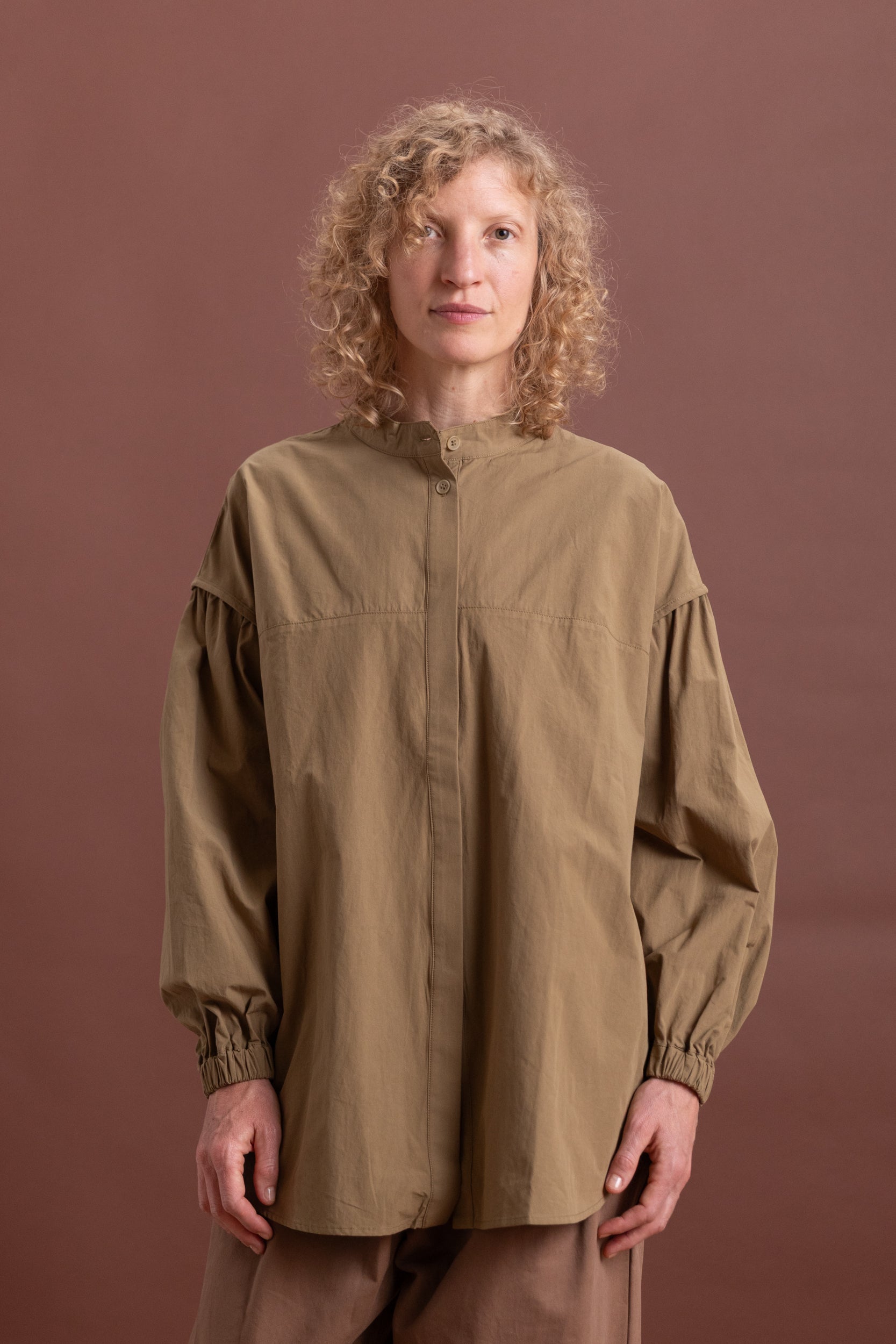 TRANSIT GATHERED BLOUSE IN DUSTY OLIVE