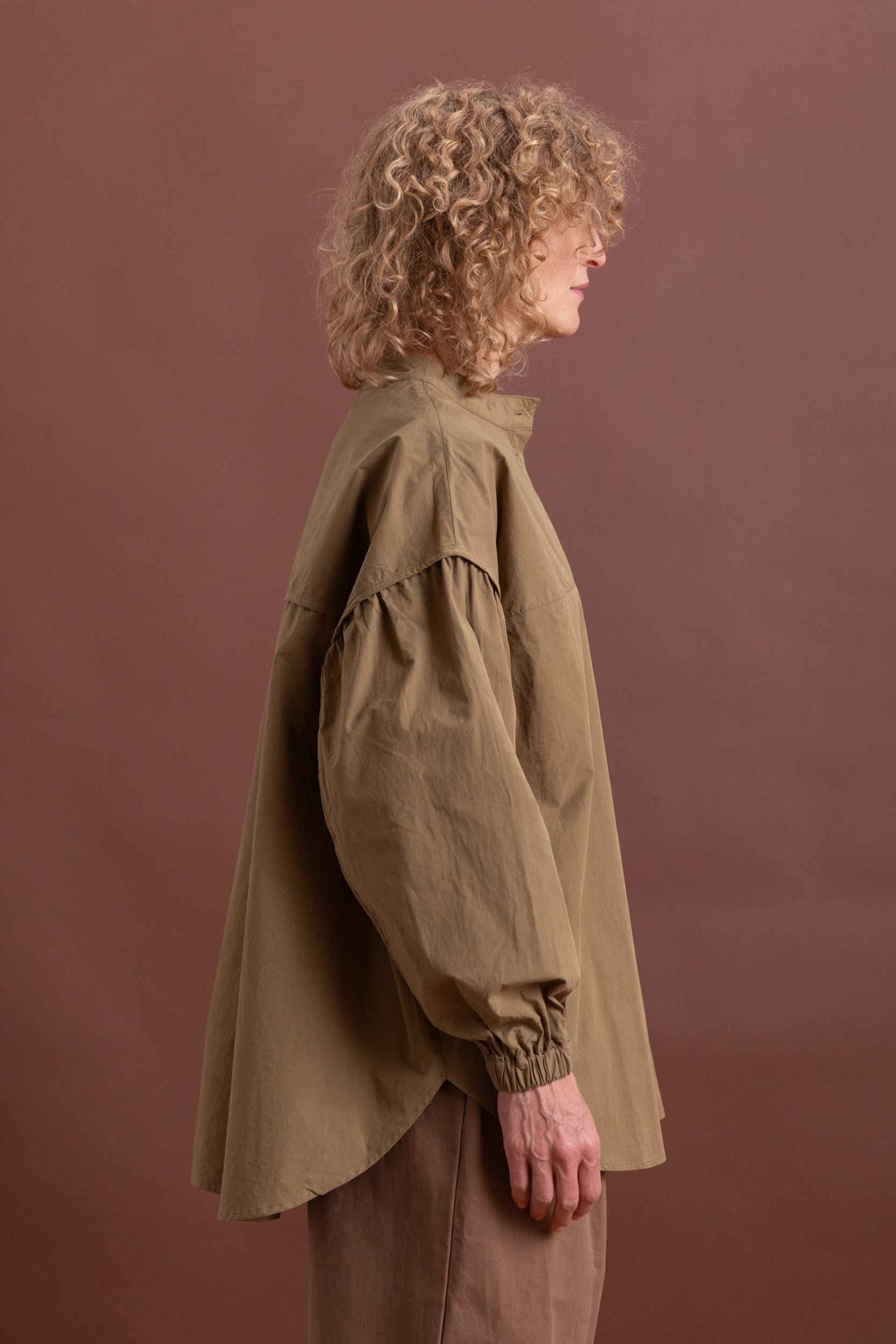 TRANSIT GATHERED BLOUSE IN DUSTY OLIVE