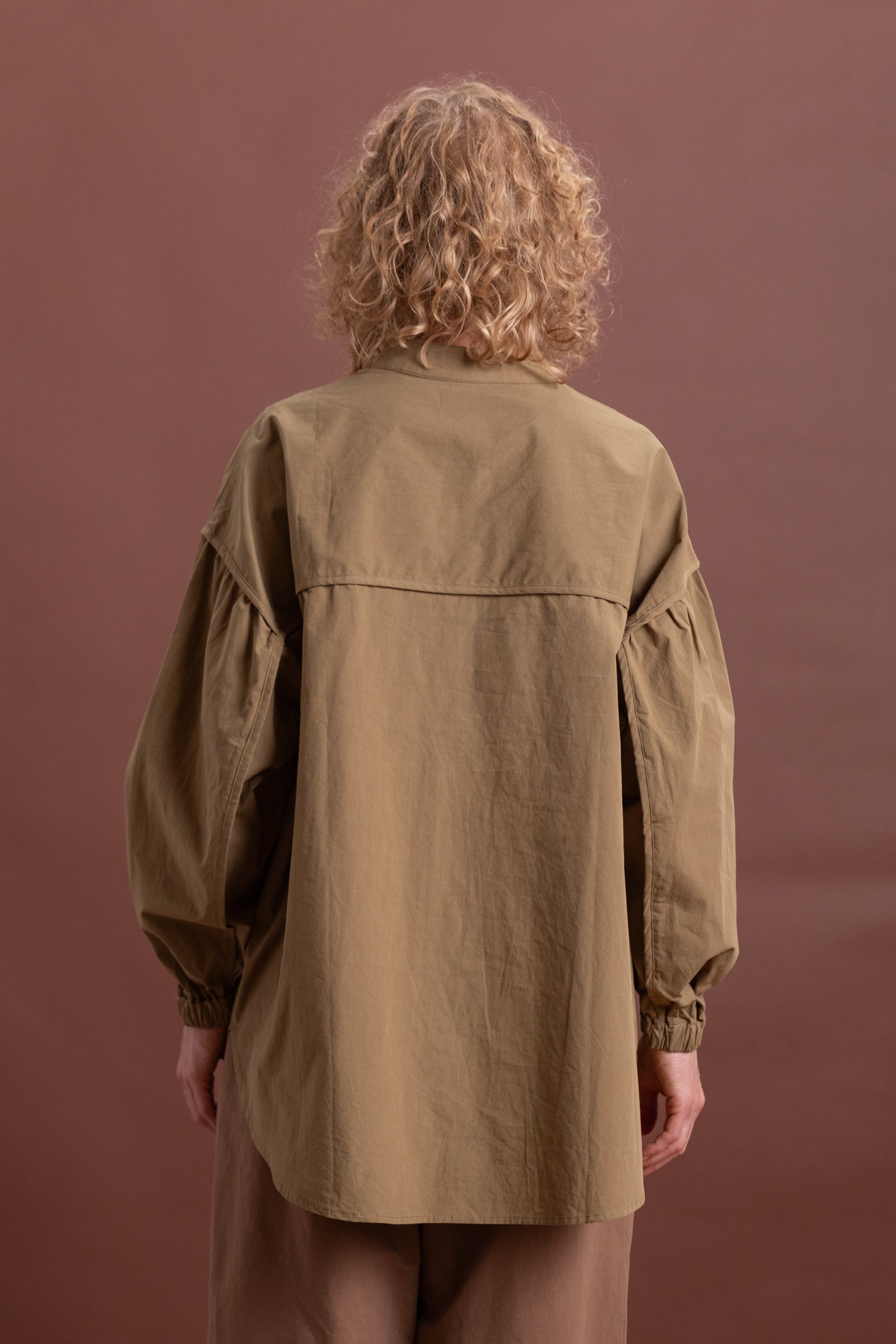 TRANSIT GATHERED BLOUSE IN DUSTY OLIVE