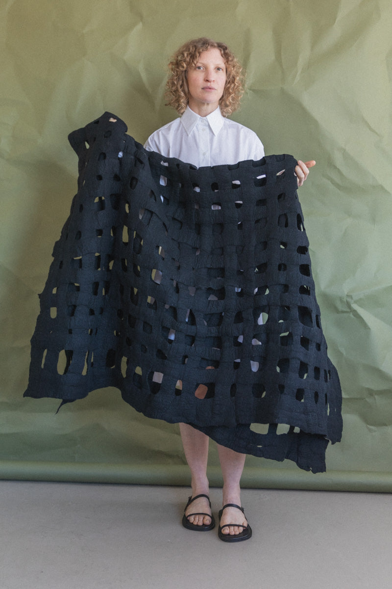 FELTED WOOL LATTICE BLANKET IN BLACK