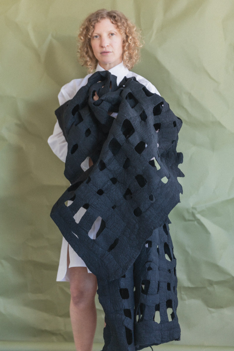 FELTED WOOL LATTICE BLANKET IN BLACK