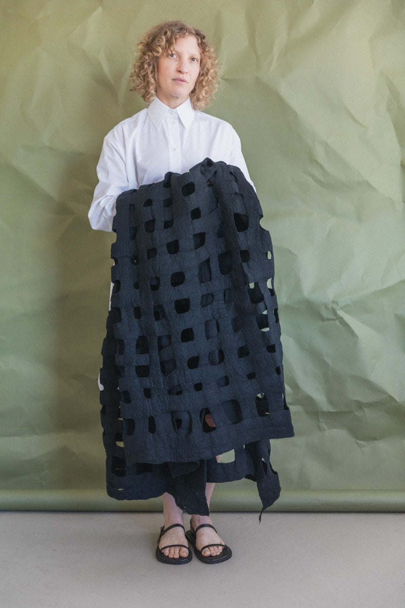 FELTED WOOL LATTICE BLANKET IN BLACK