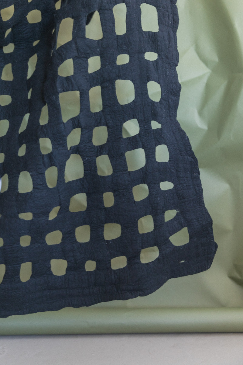 FELTED WOOL LATTICE BLANKET IN BLACK