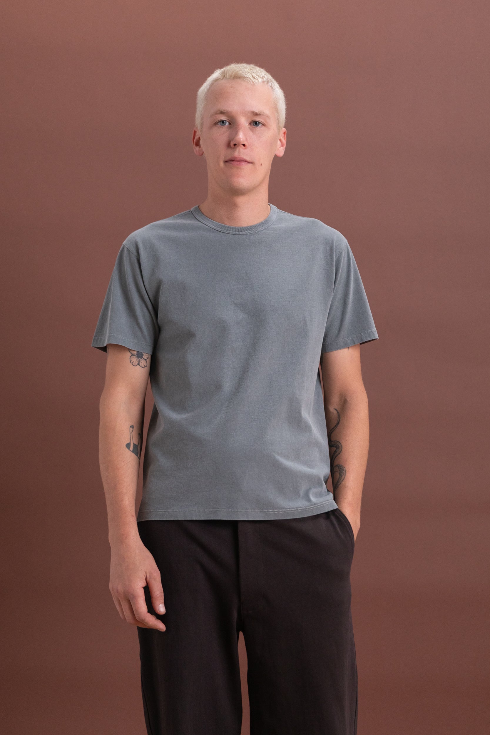 OUR TEE SHIRT IN PIGMENT KELP