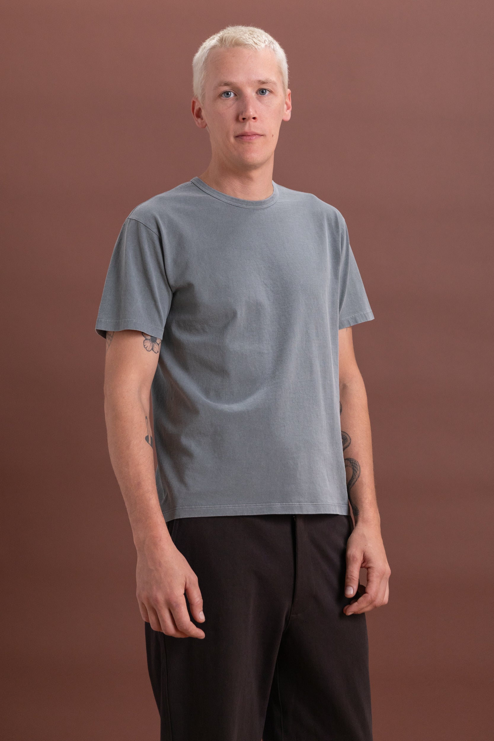 OUR TEE SHIRT IN PIGMENT KELP