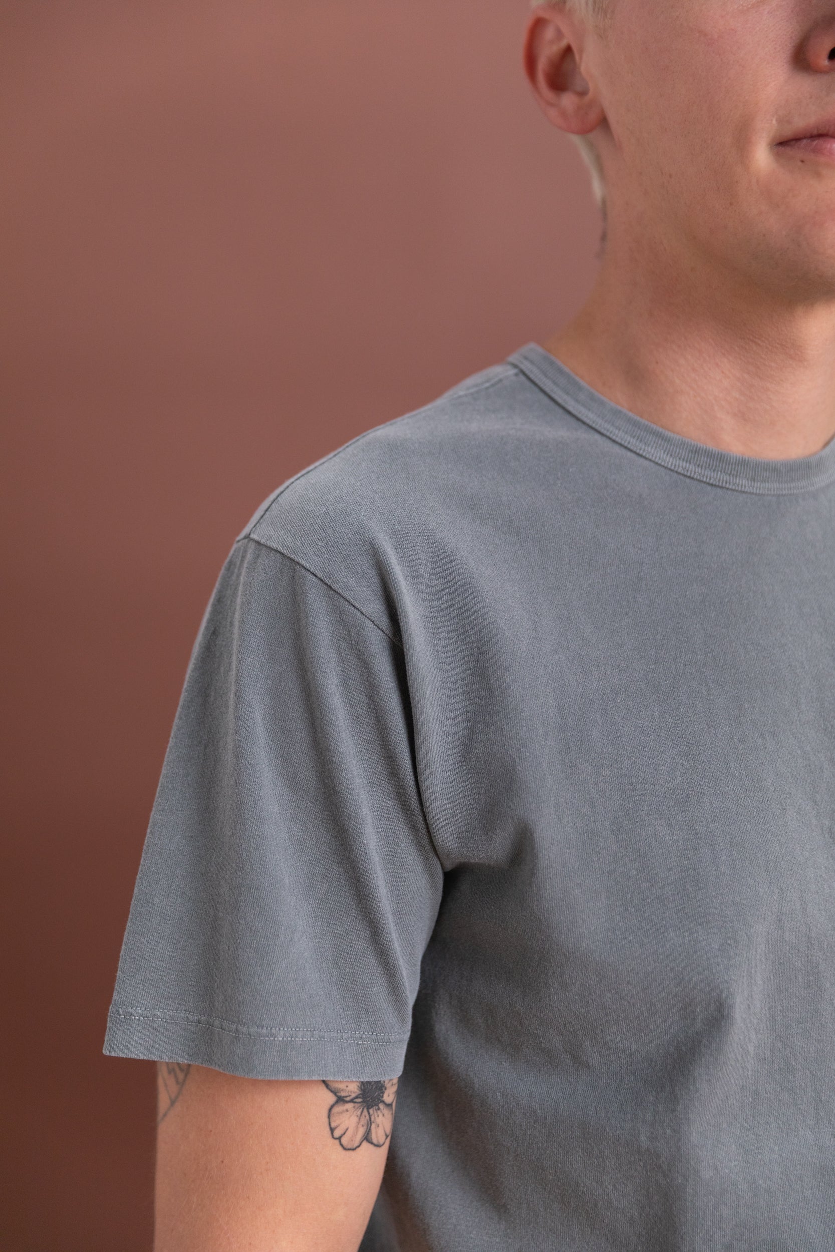 OUR TEE SHIRT IN PIGMENT KELP