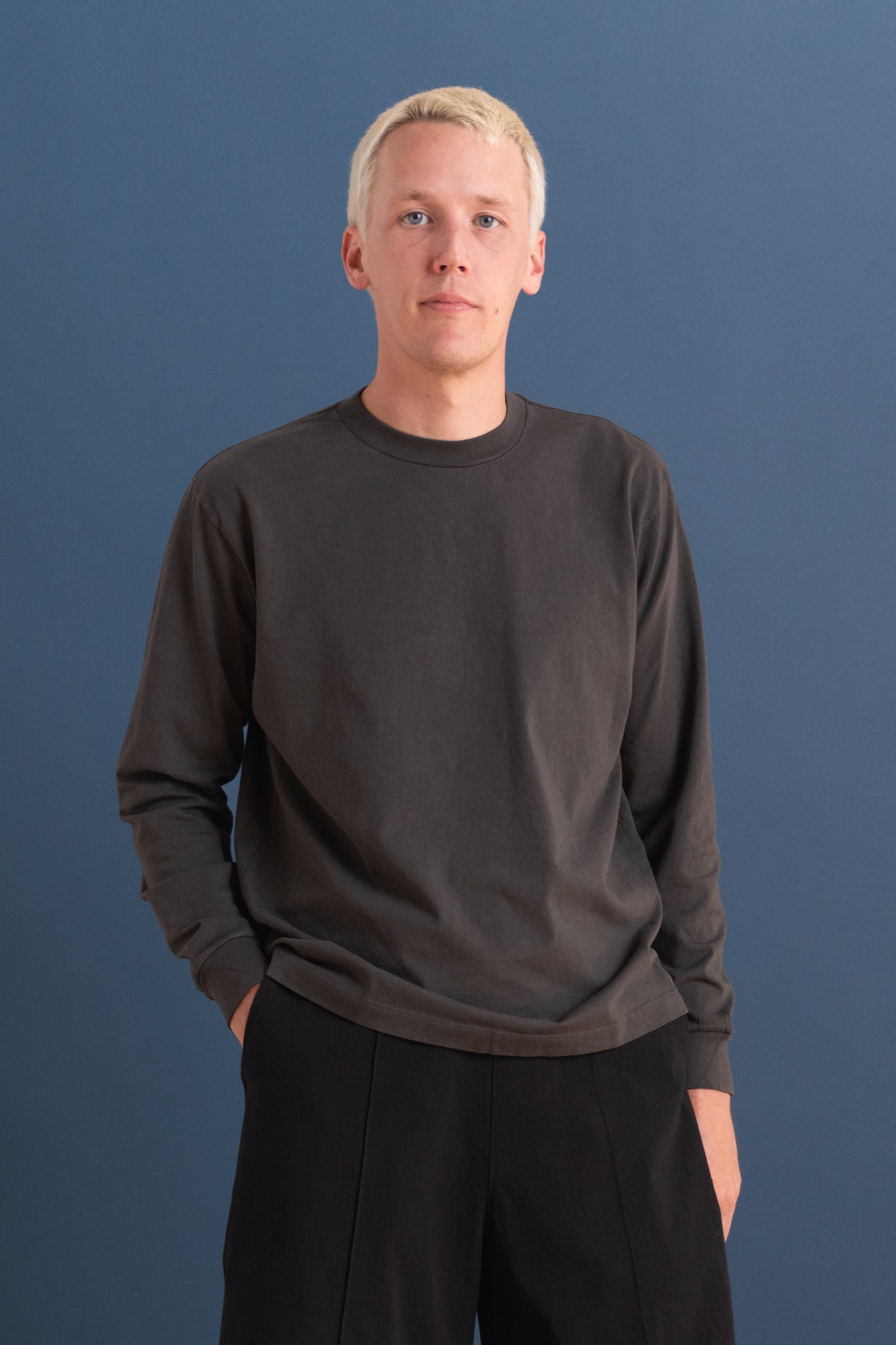 LONG SLEEVE MUNICIPAL TEE IN GRANITE