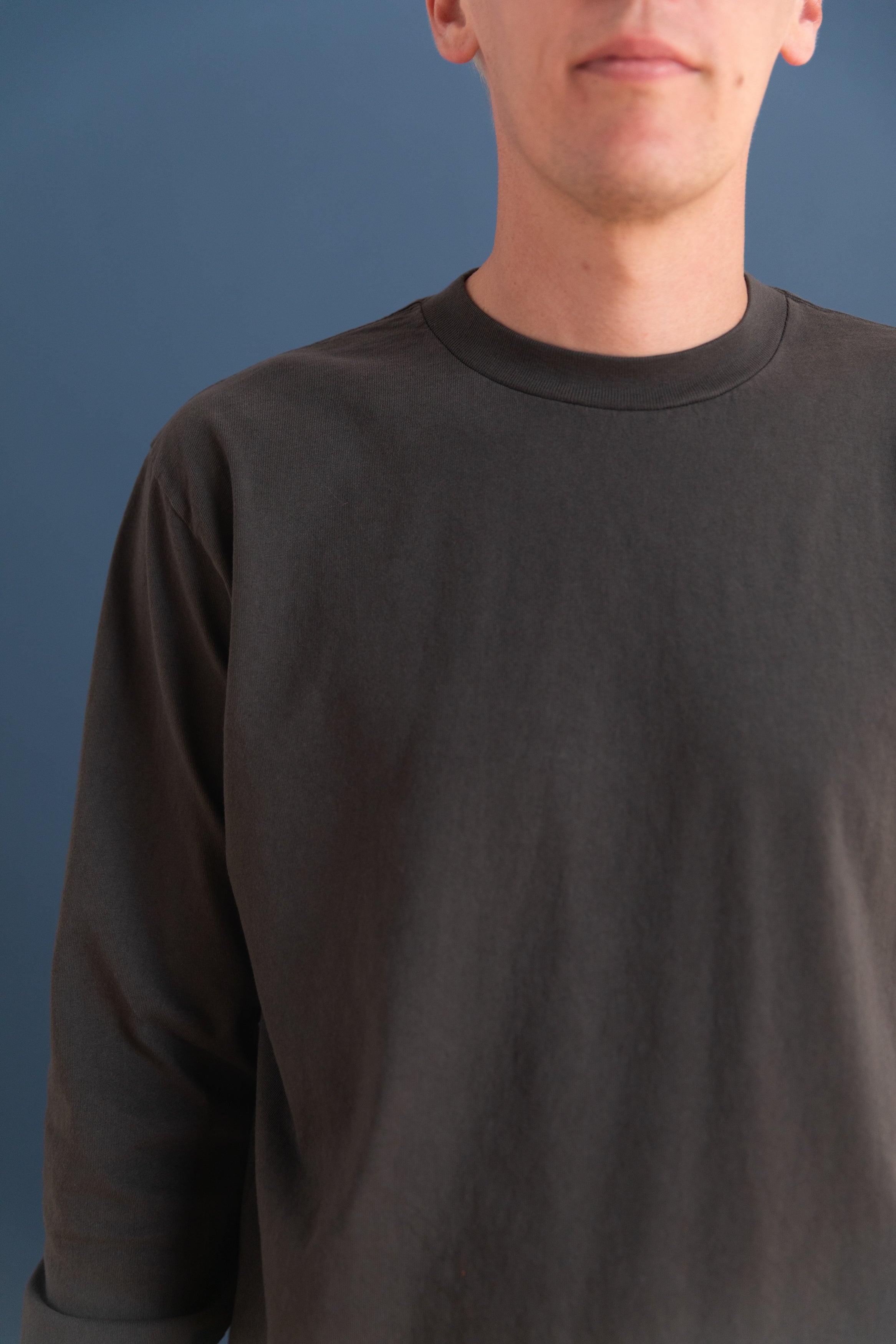 LONG SLEEVE MUNICIPAL TEE IN GRANITE