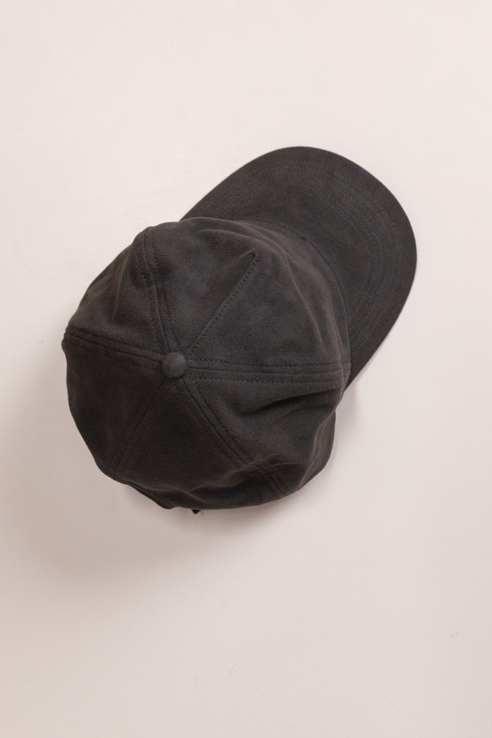 CAP IN BLACK MOLESKIN