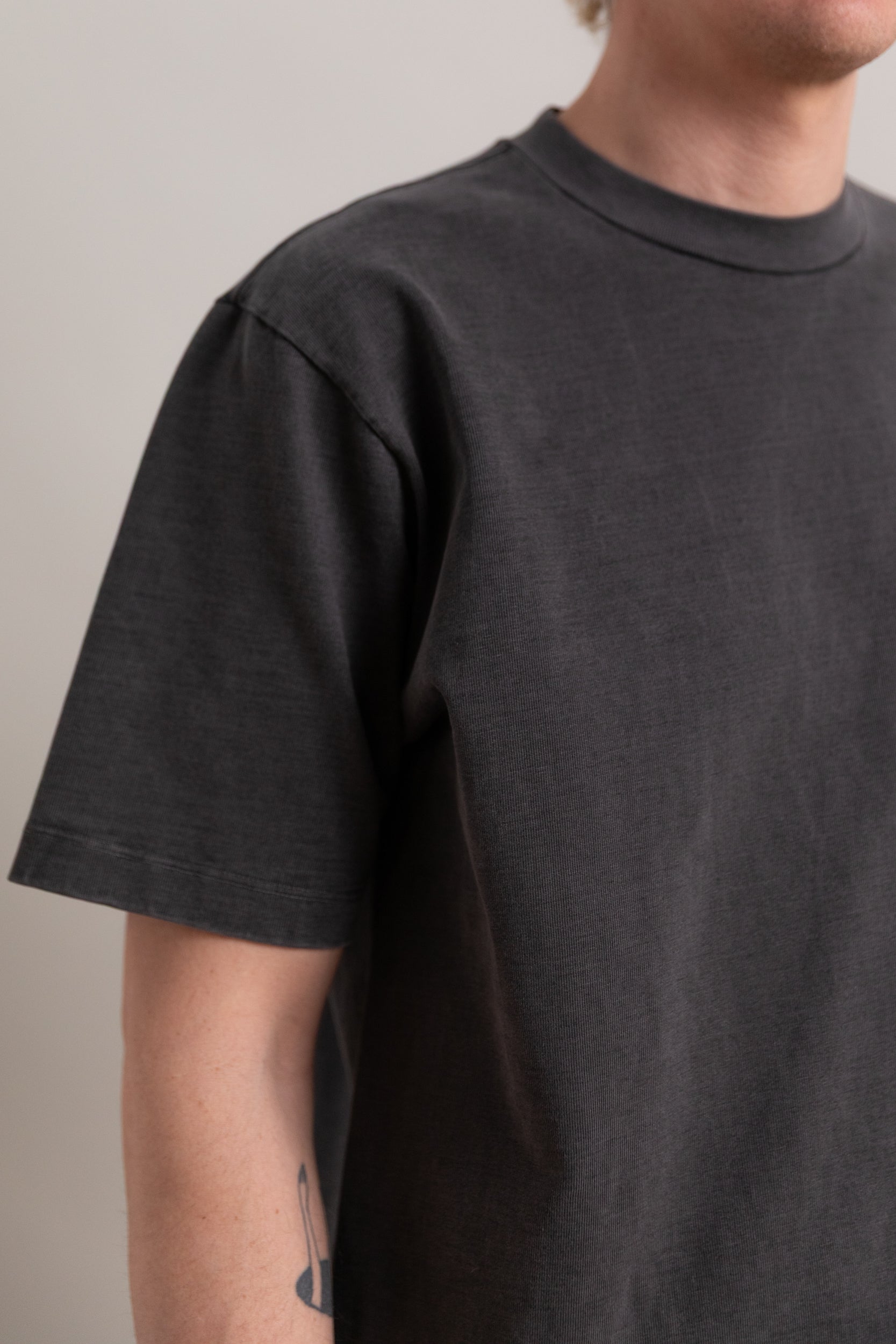 SHORT SLEEVE RUGBY TEE IN GRINDLE