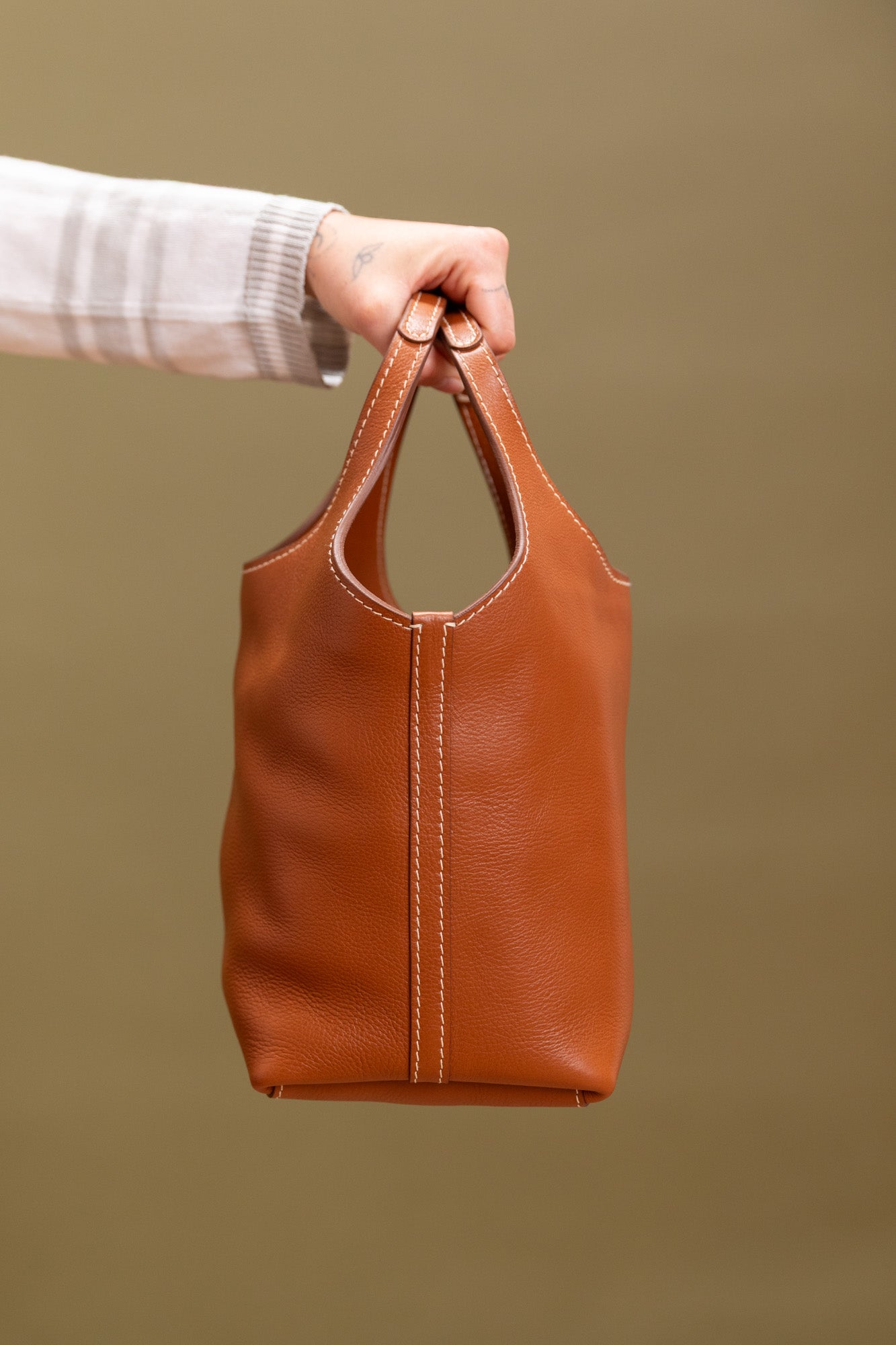 AMA IN BROWN LEATHER