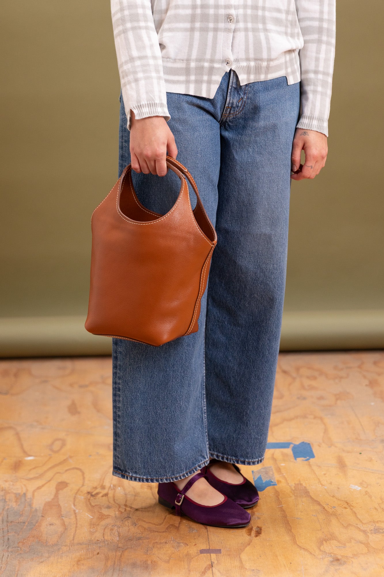 AMA IN BROWN LEATHER