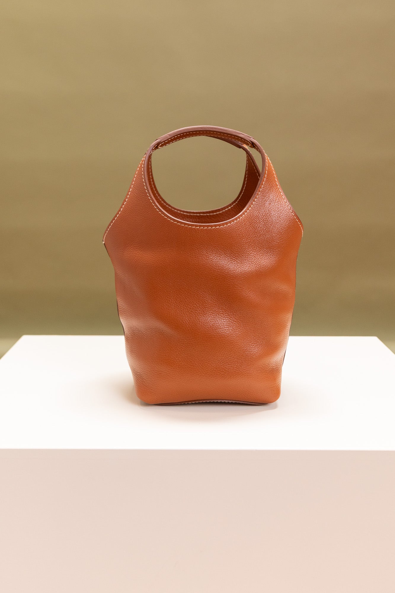 AMA IN BROWN LEATHER