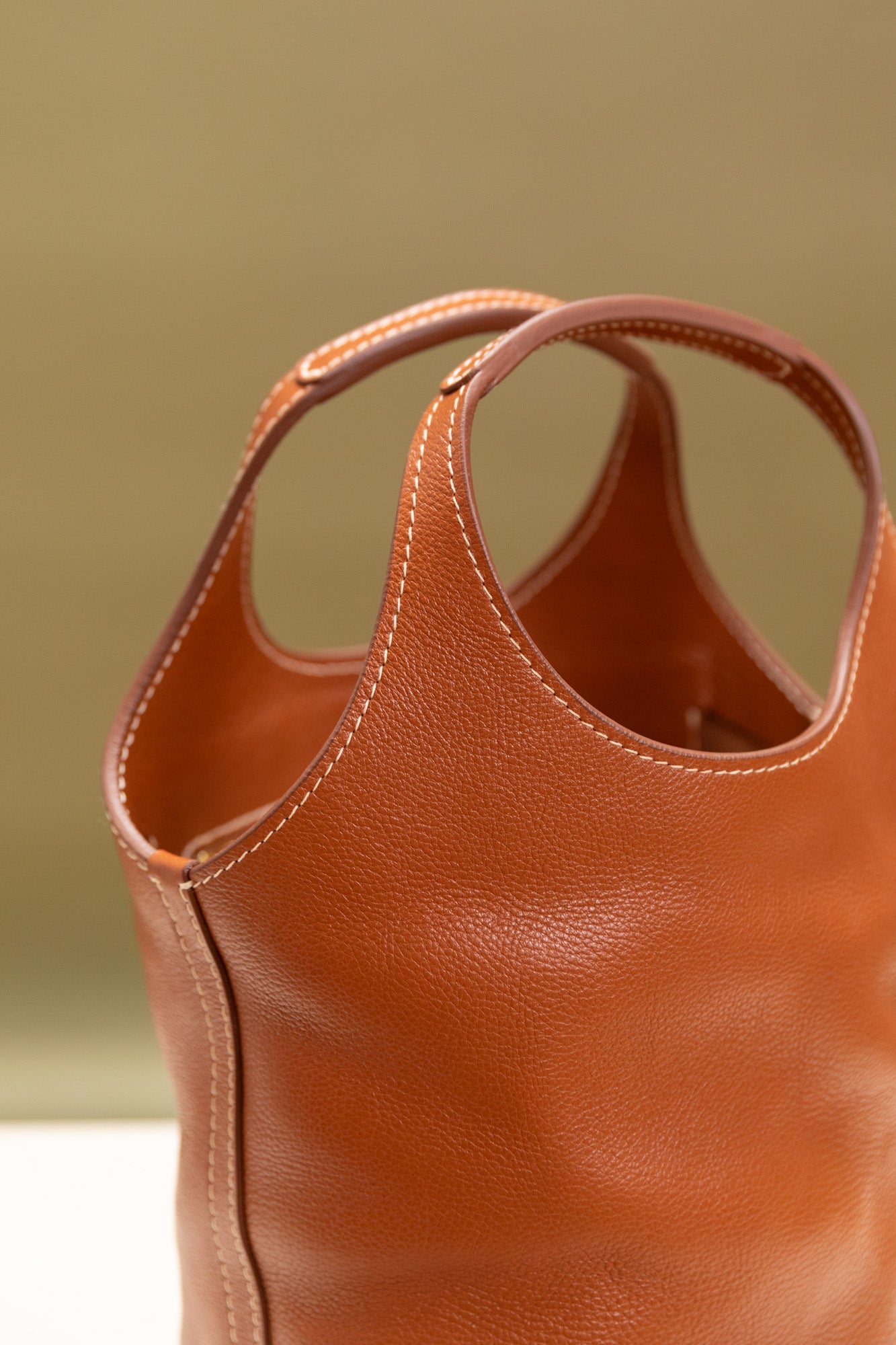 AMA IN BROWN LEATHER