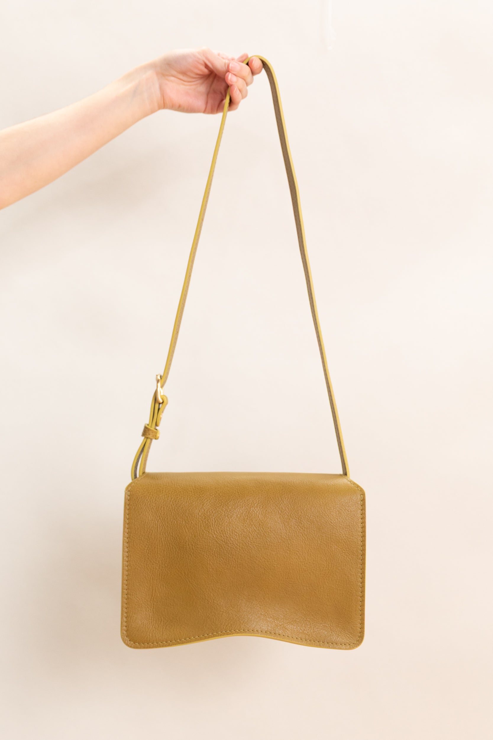 VAL IN GREEN OCHRE PEBBLE LEATHER