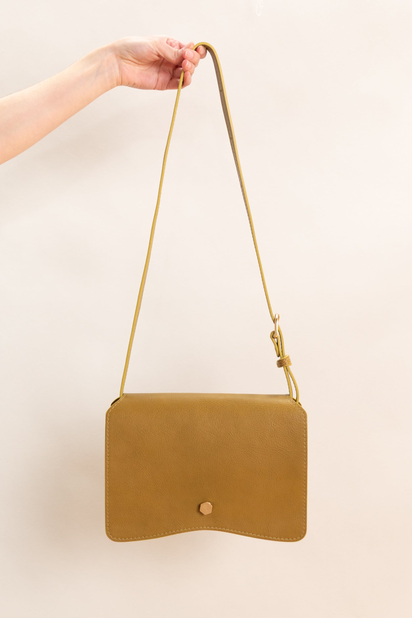 VAL IN GREEN OCHRE PEBBLE LEATHER