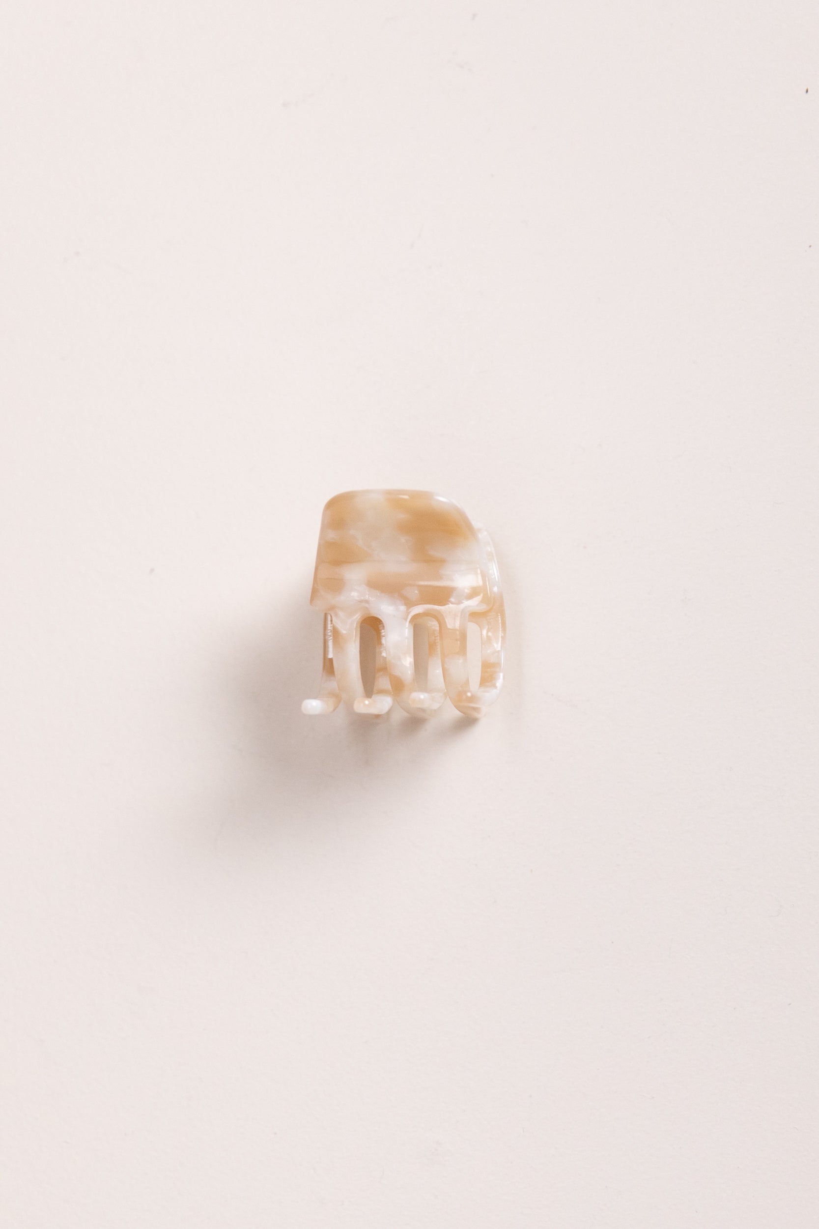 MINI CLAW IN TAUPE SHELL