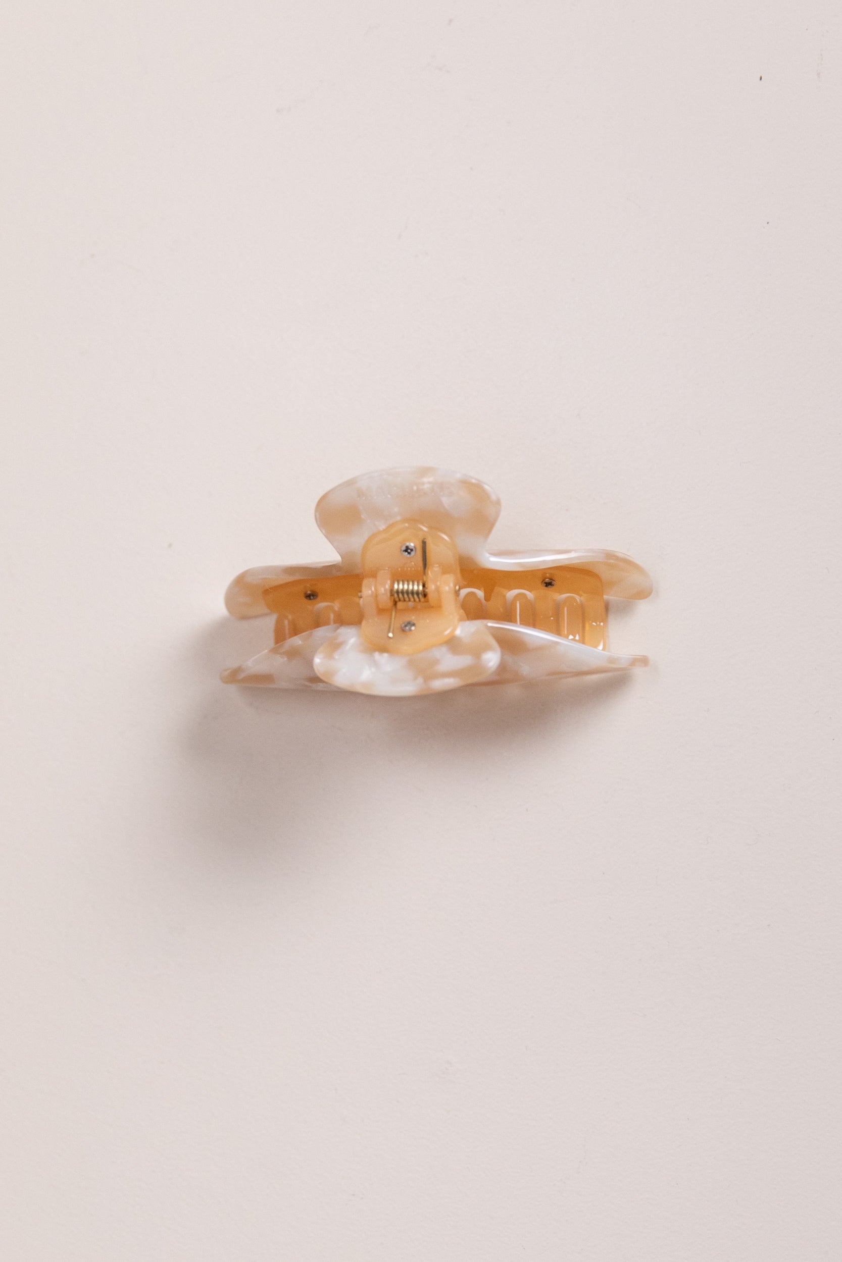 MIDI HEIRLOOM CLAW IN TAUPE SHELL