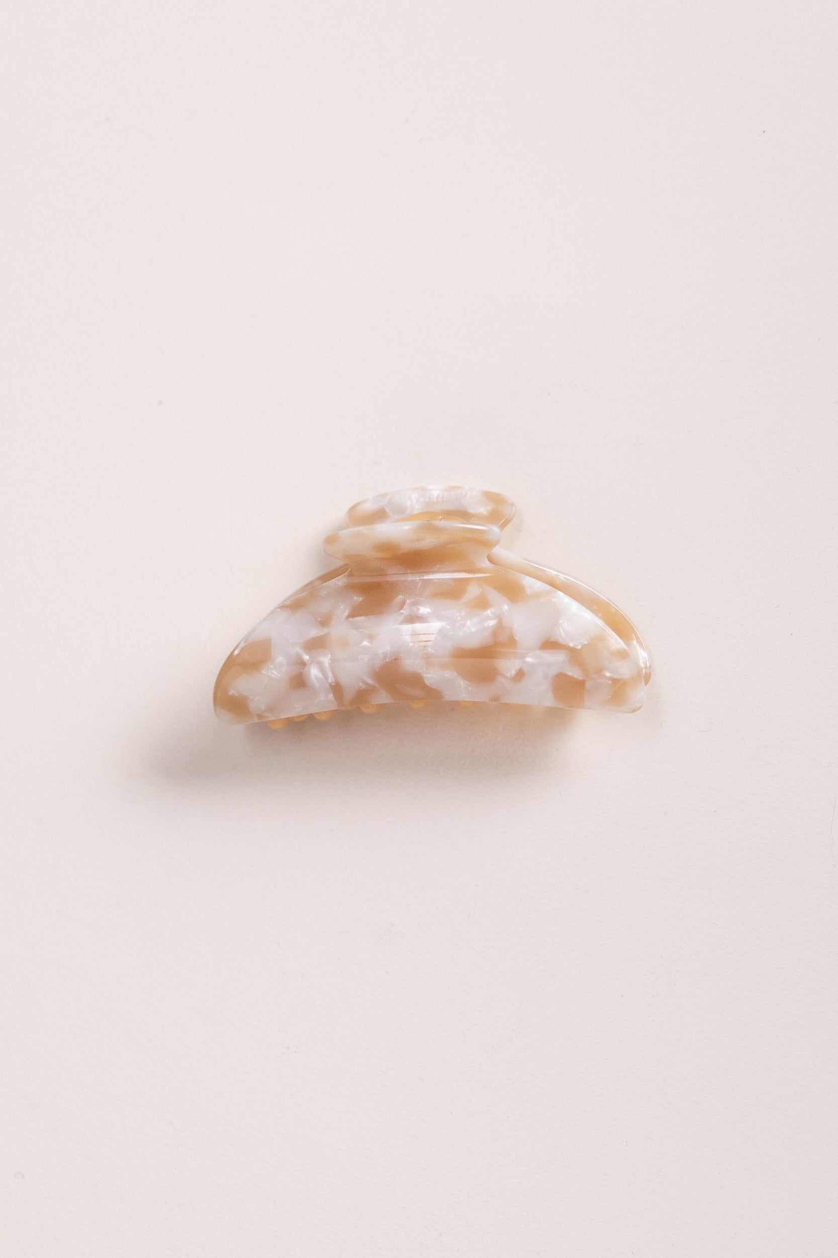 MIDI HEIRLOOM CLAW IN TAUPE SHELL