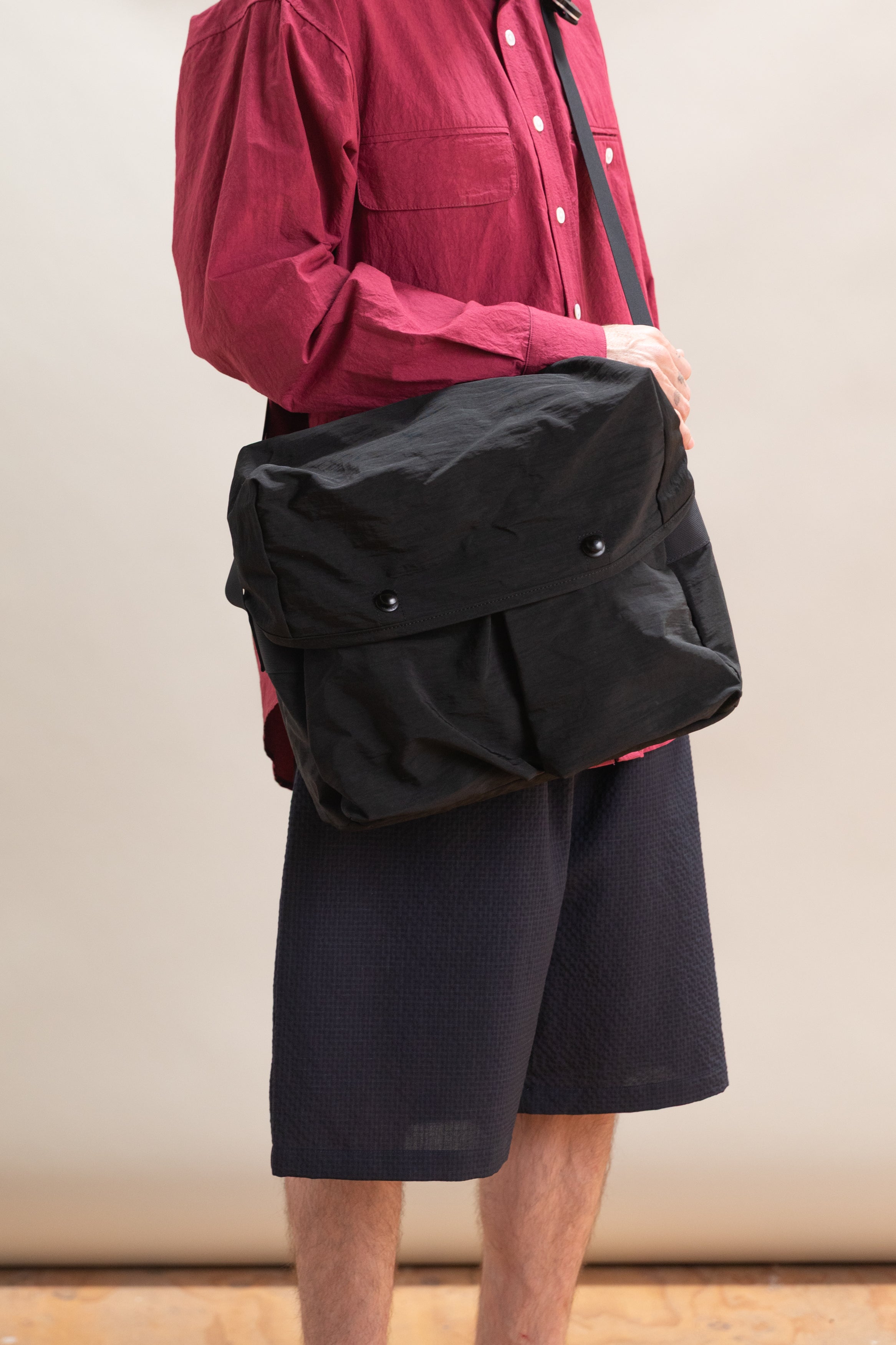 R0 G4 MINI MESSENGER IN BLACK NYLON