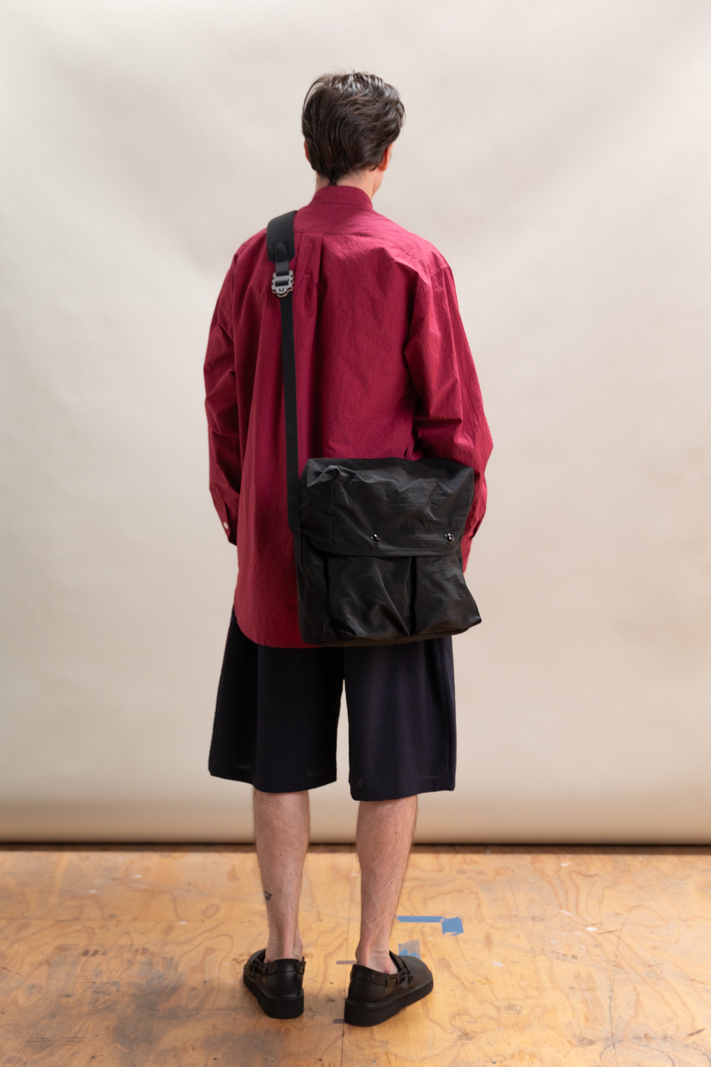 R0 G4 MINI MESSENGER IN BLACK NYLON