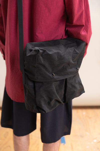 R0 G4 MINI MESSENGER IN BLACK NYLON