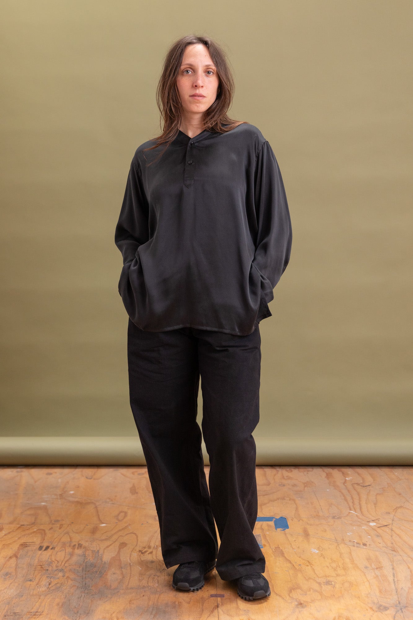 R18 S2 ARROW SHIRT IN BLACK SATURN