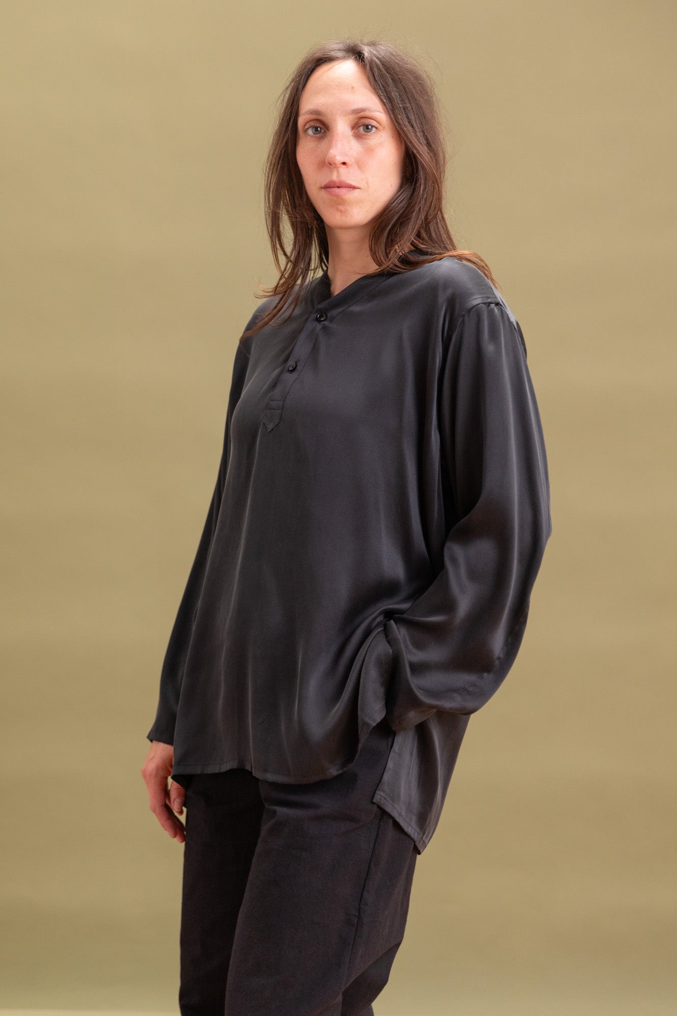 R18 S2 ARROW SHIRT IN BLACK SATURN