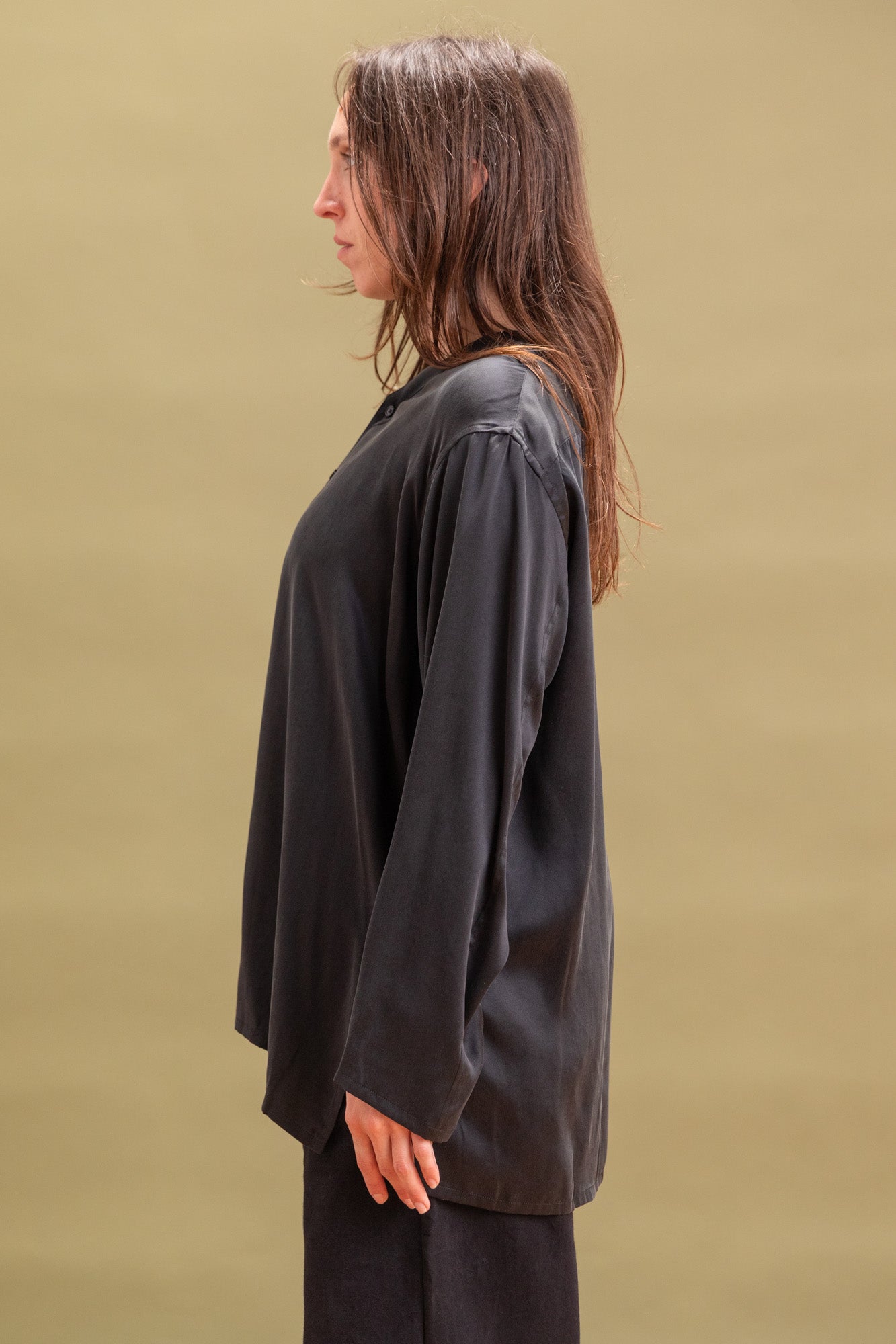 R18 S2 ARROW SHIRT IN BLACK SATURN