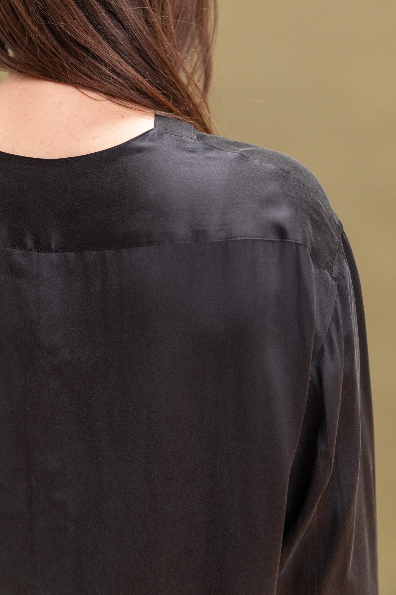 R18 S2 ARROW SHIRT IN BLACK SATURN