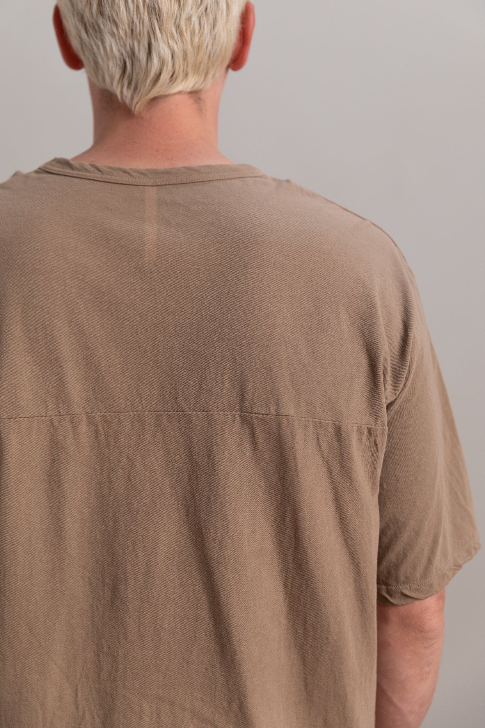 R20 T5 BINDER T-SHIRT IN DUST JERSEY