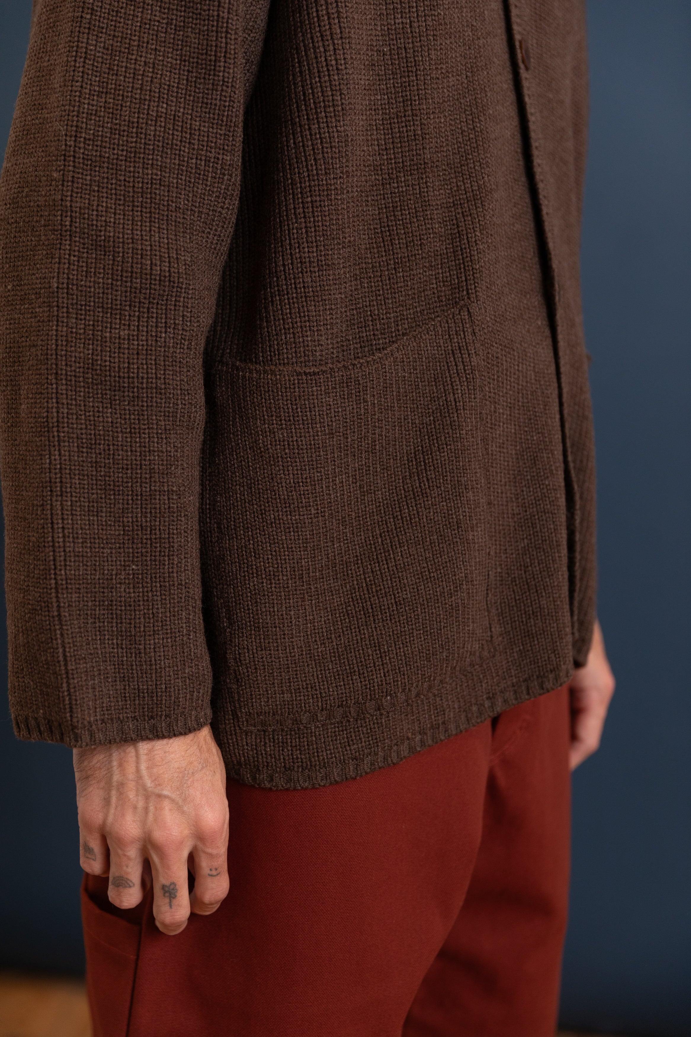 R21 Z1 MACHINE CARDIGAN IN BLACK SHEEP