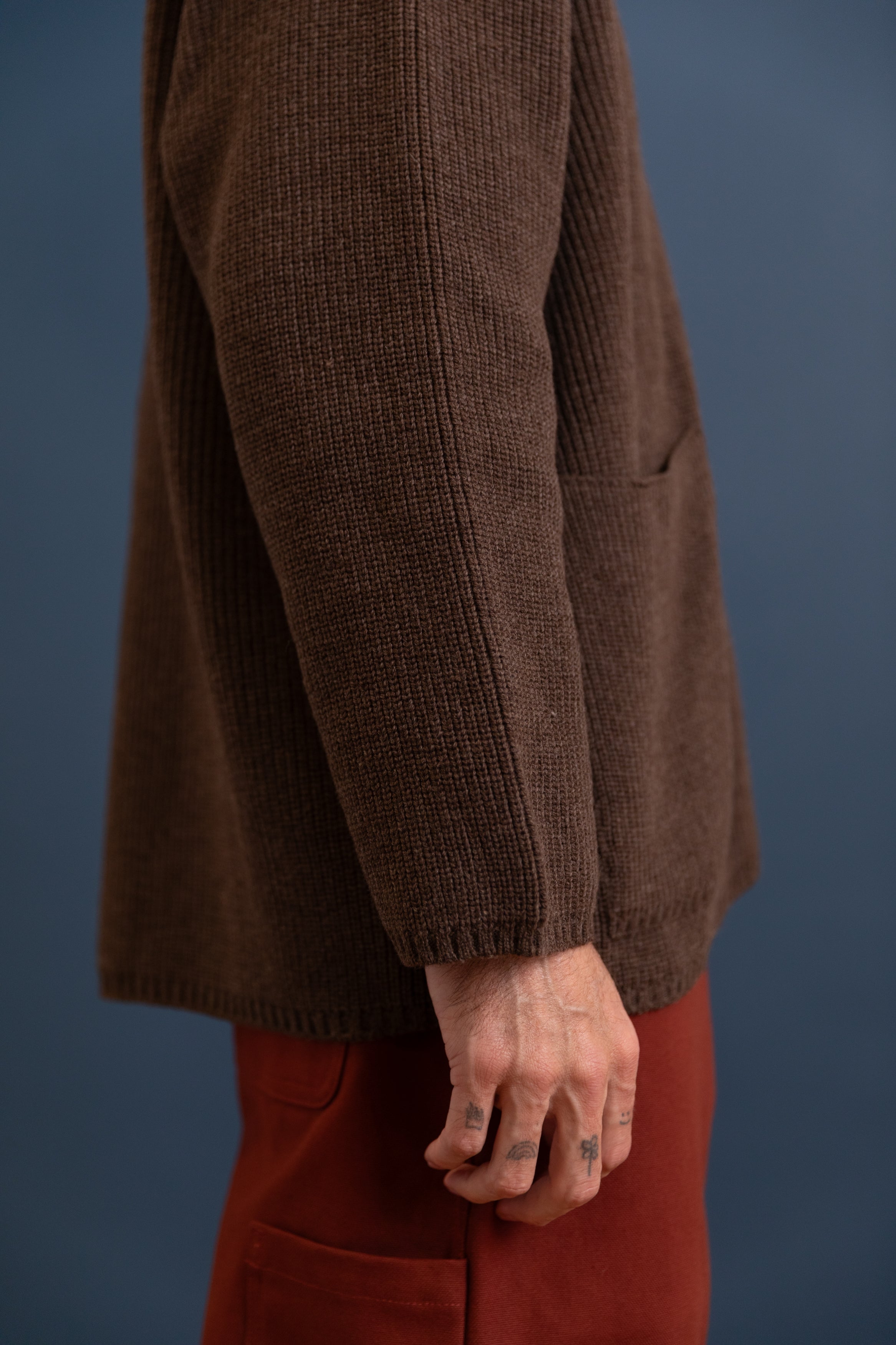 R21 Z1 MACHINE CARDIGAN IN BLACK SHEEP