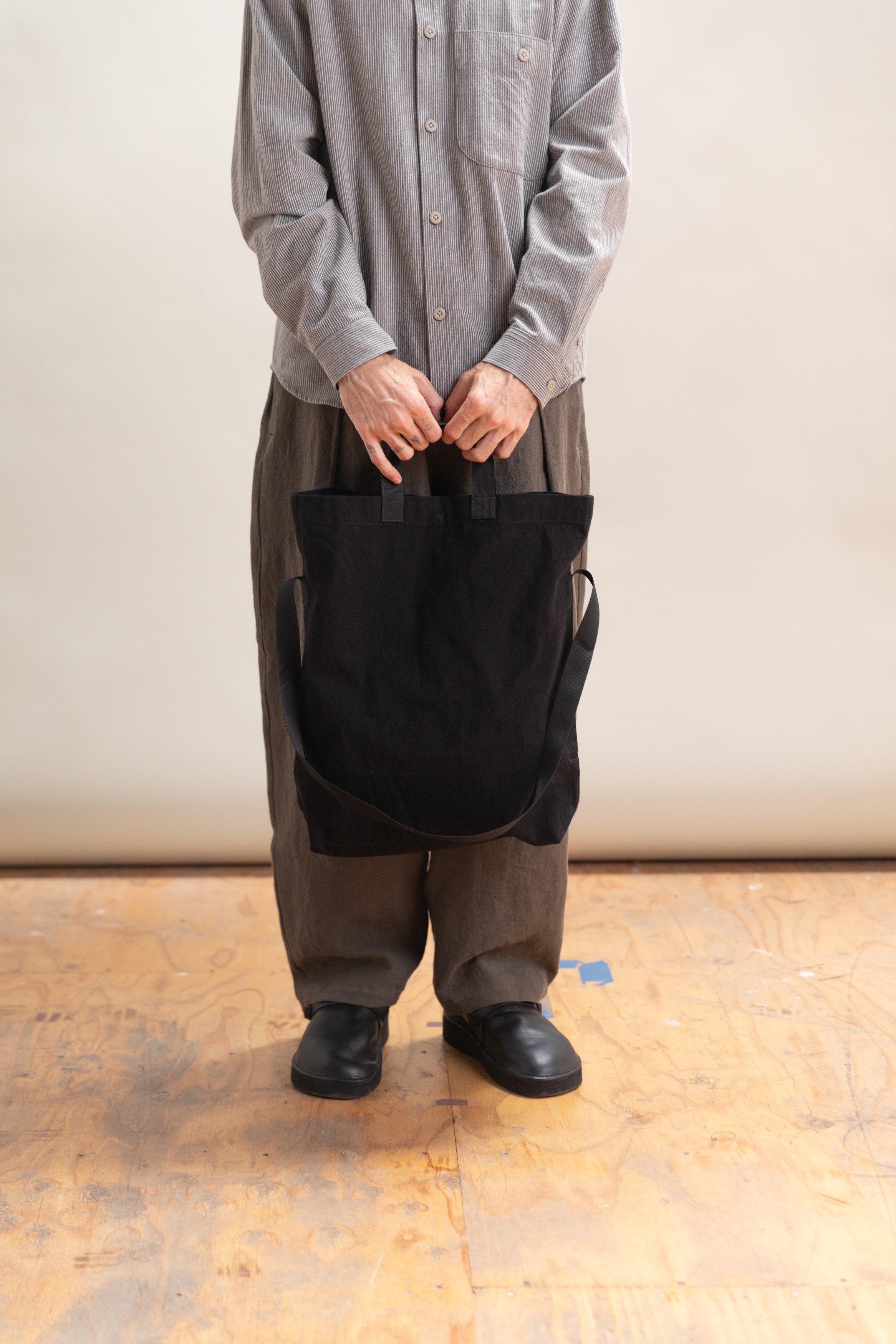 R0 B1 MULTI HANDLE TOTE IN BLACK WAX