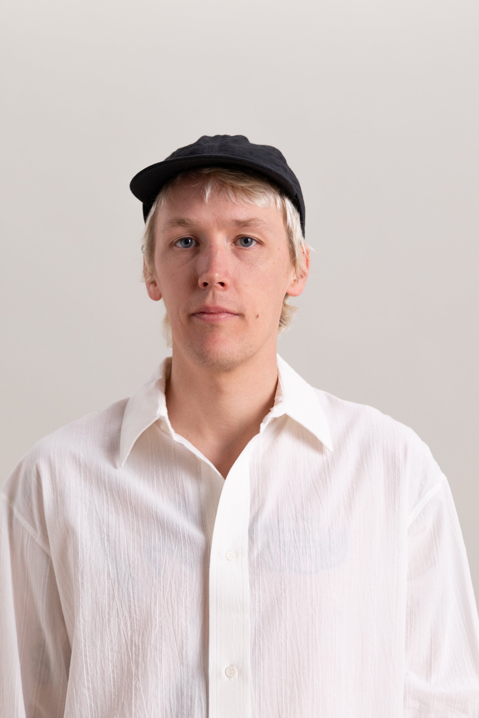 R20 C1 SHALLOW CAP IN BLACK LINEN