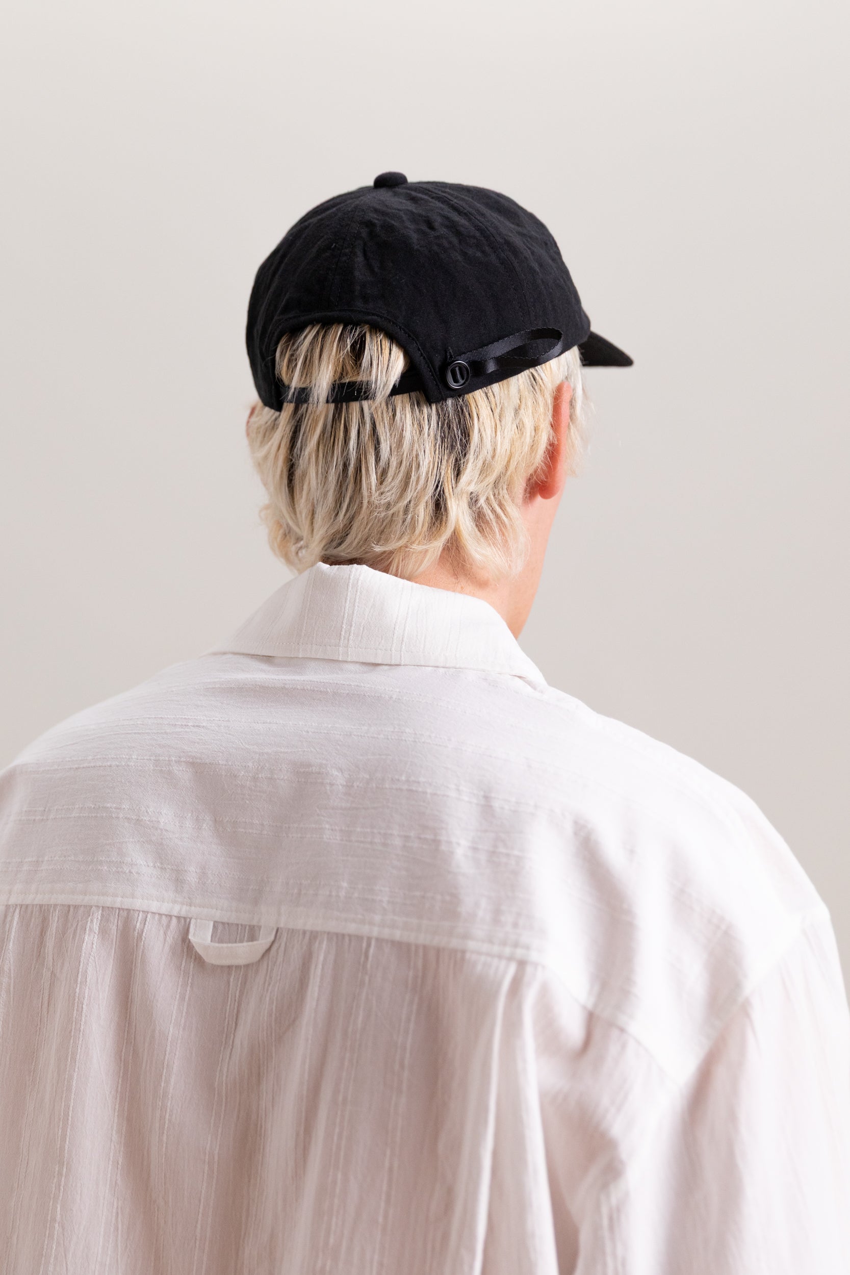 R20 C1 SHALLOW CAP IN BLACK LINEN