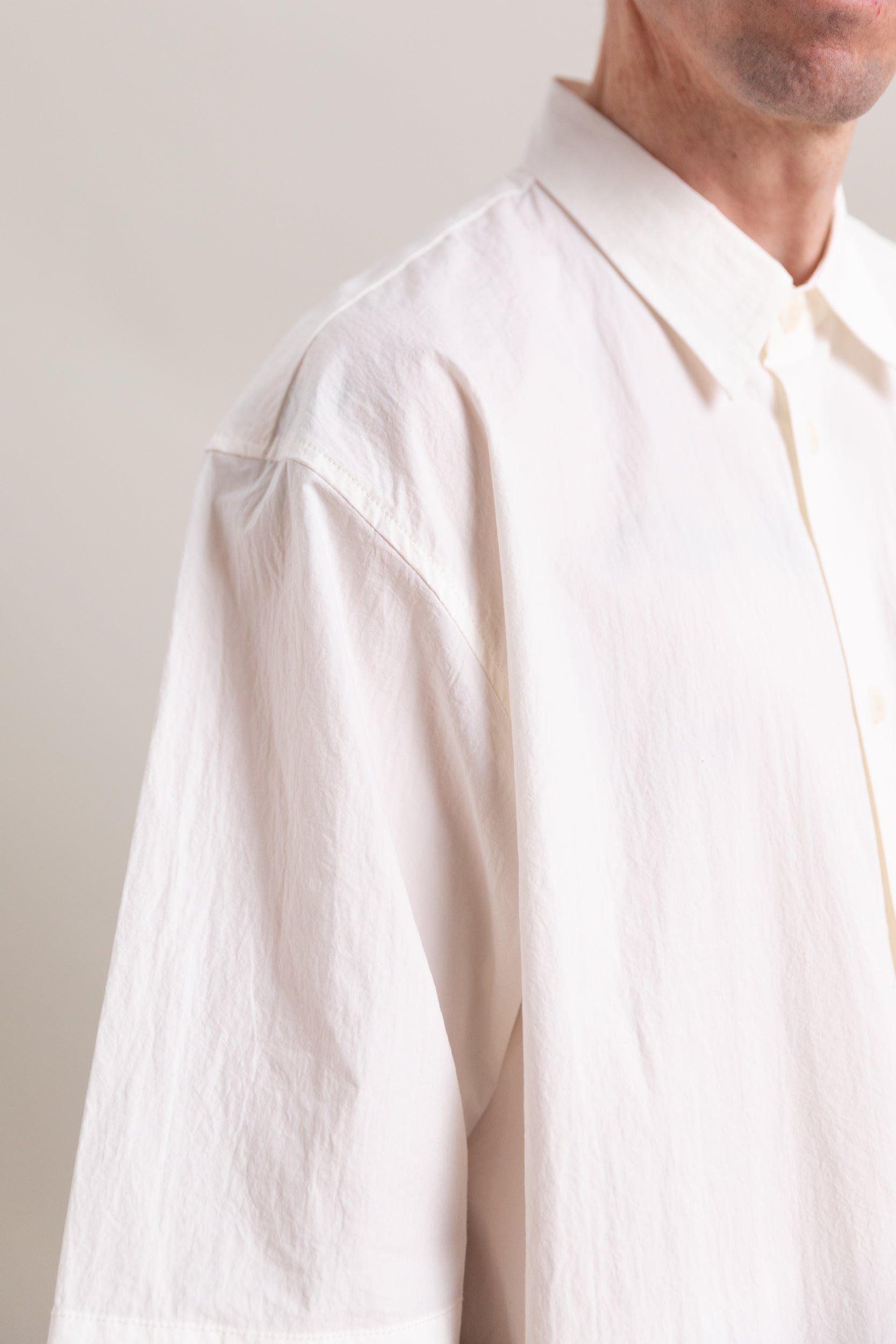 R0S9 SHORT SLEEVE WEATHER SHIRT IN WHITE 160 CRUNCH