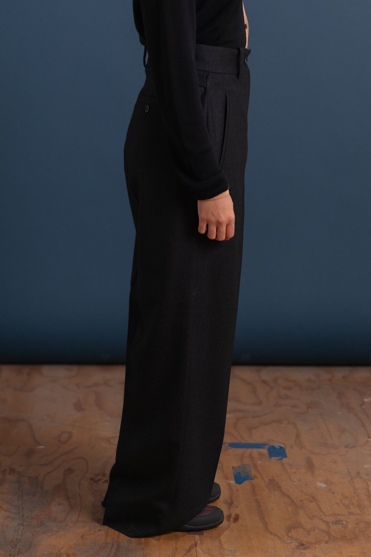 DEEP WAISTBAND CINCH TROUSERS IN BLACK/CHARCOAL STRIPED MUTED WOOL FLANNEL