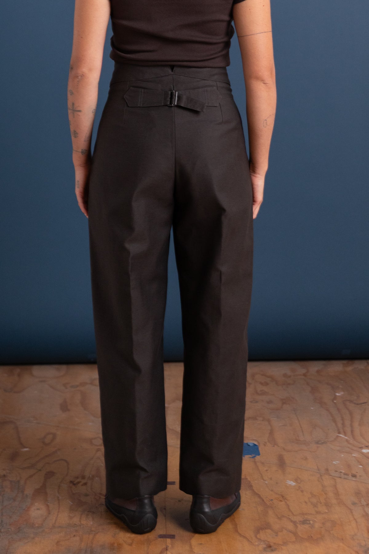 DEEP WAISTBAND TROUSERS IN ELEPHANT DRY COTTON DRILL