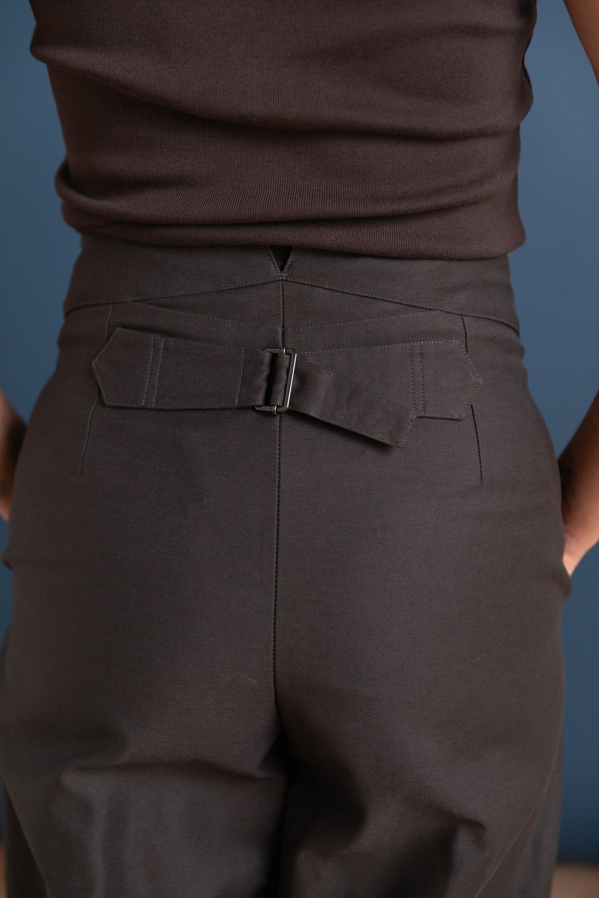 DEEP WAISTBAND TROUSERS IN ELEPHANT DRY COTTON DRILL