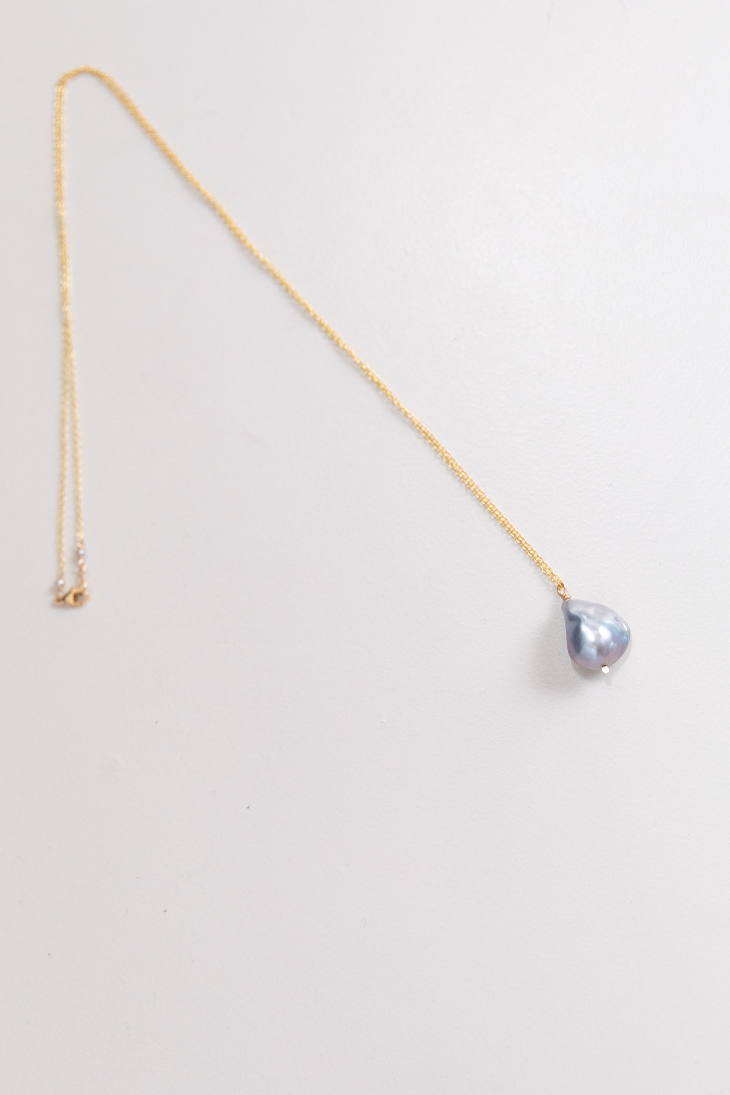 BAROQUE PEARL DROP NECKLACE IN SILVER