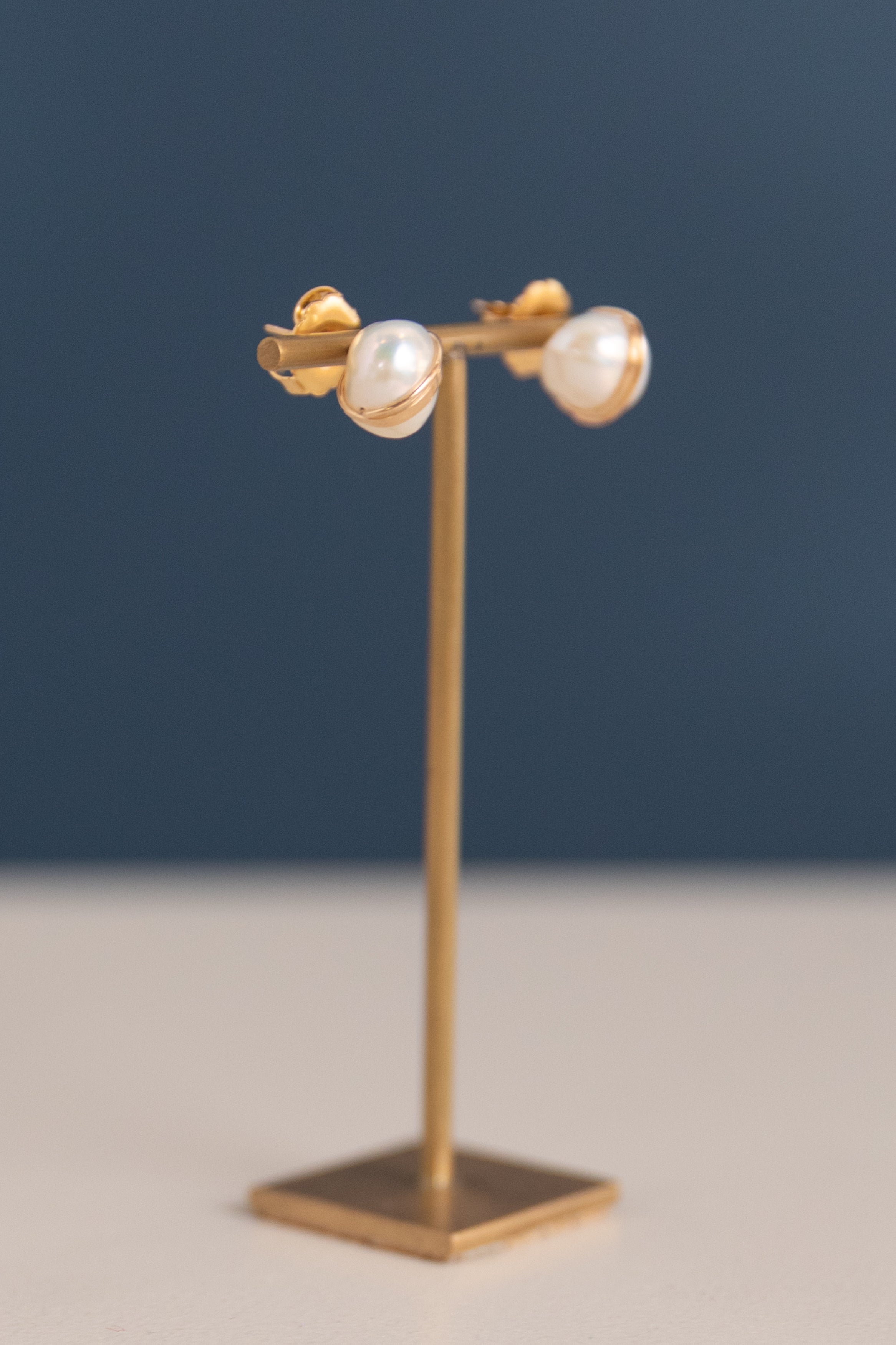 GRANDE BAROQUE PEARL STUDS IN WHITE