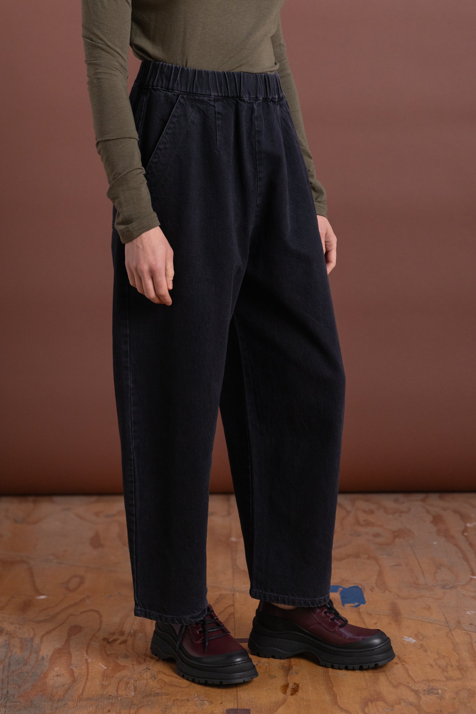 BARREL PANT IN FADED BLACK